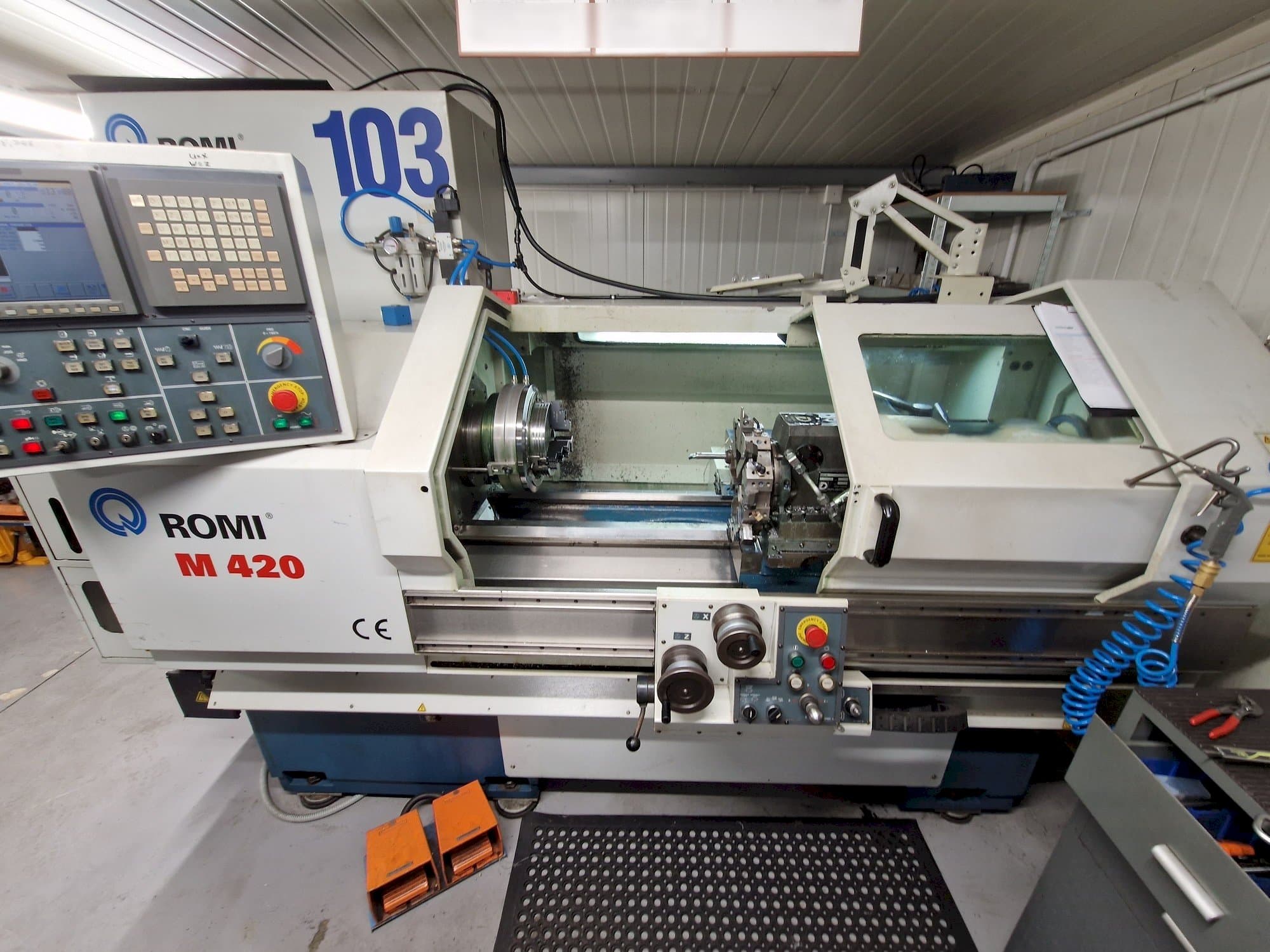 Vista Frontal  da Romi M 420  máquina