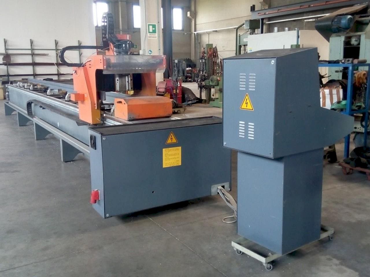 Vista Frontal  da Tekna UT 426/3  máquina