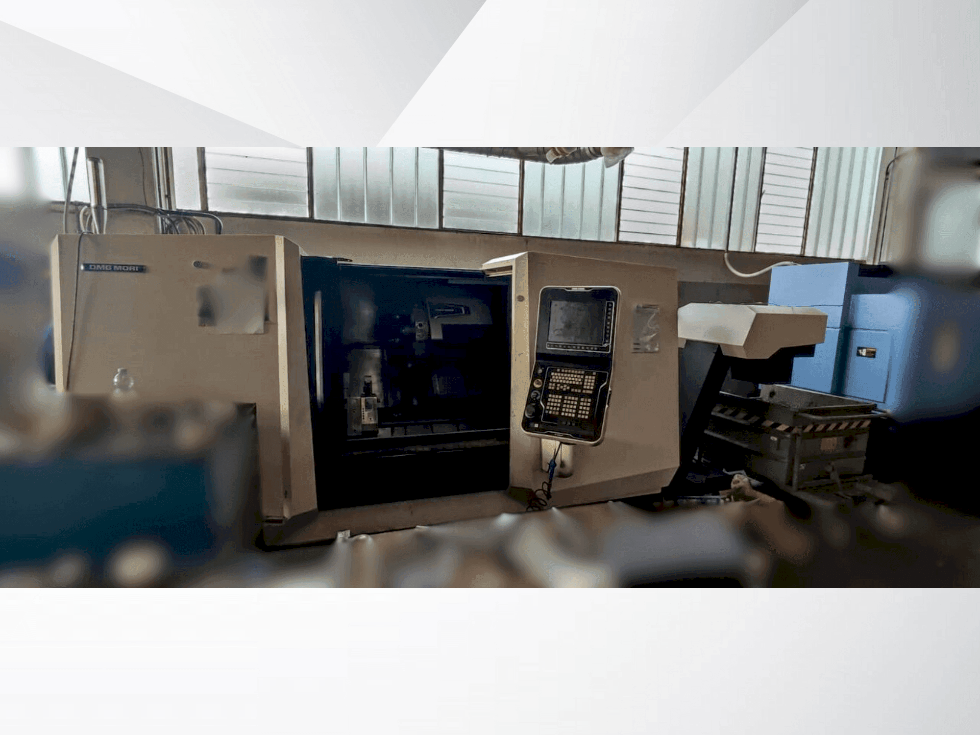 Vista Frontal  da DMG MORI CLX 550  máquina