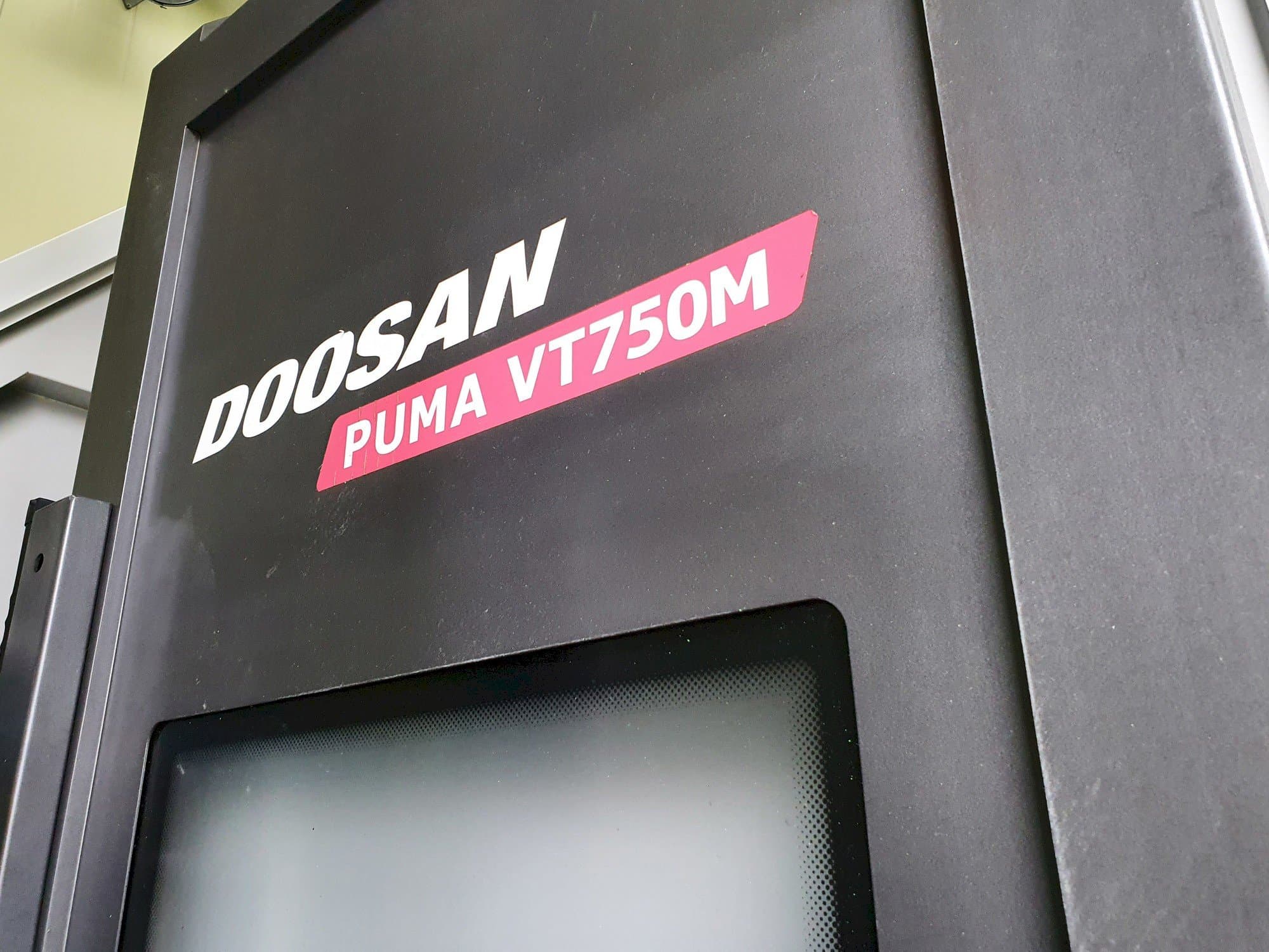 Vista Frontal  da Doosan PUMA VT750M  máquina
