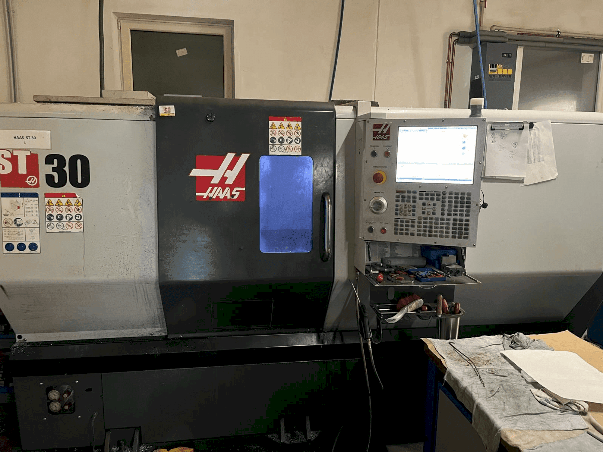 Vista Frontal  da HAAS ST-30  máquina
