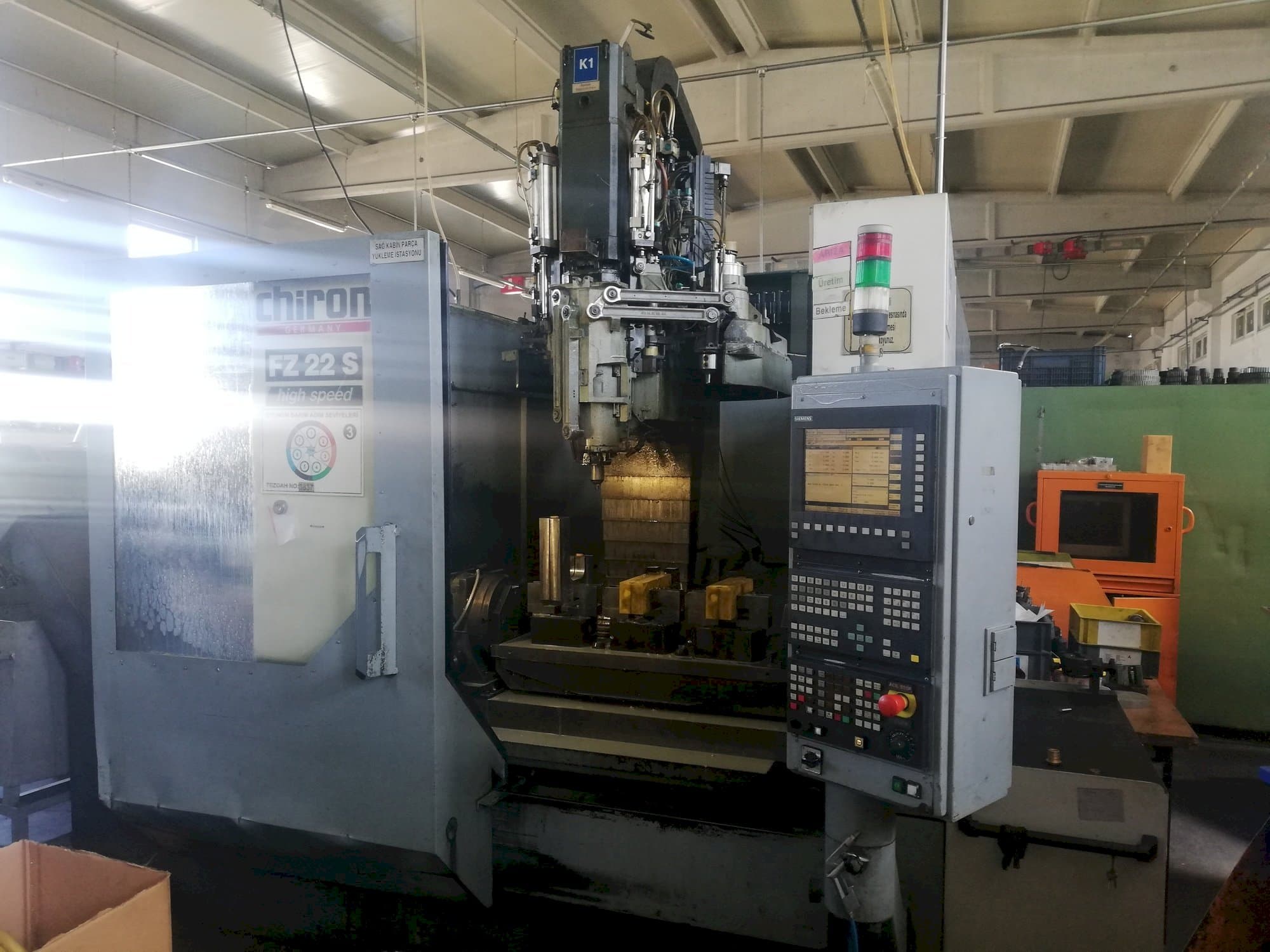 Vista Frontal  da CHIRON FZ 22 S  máquina