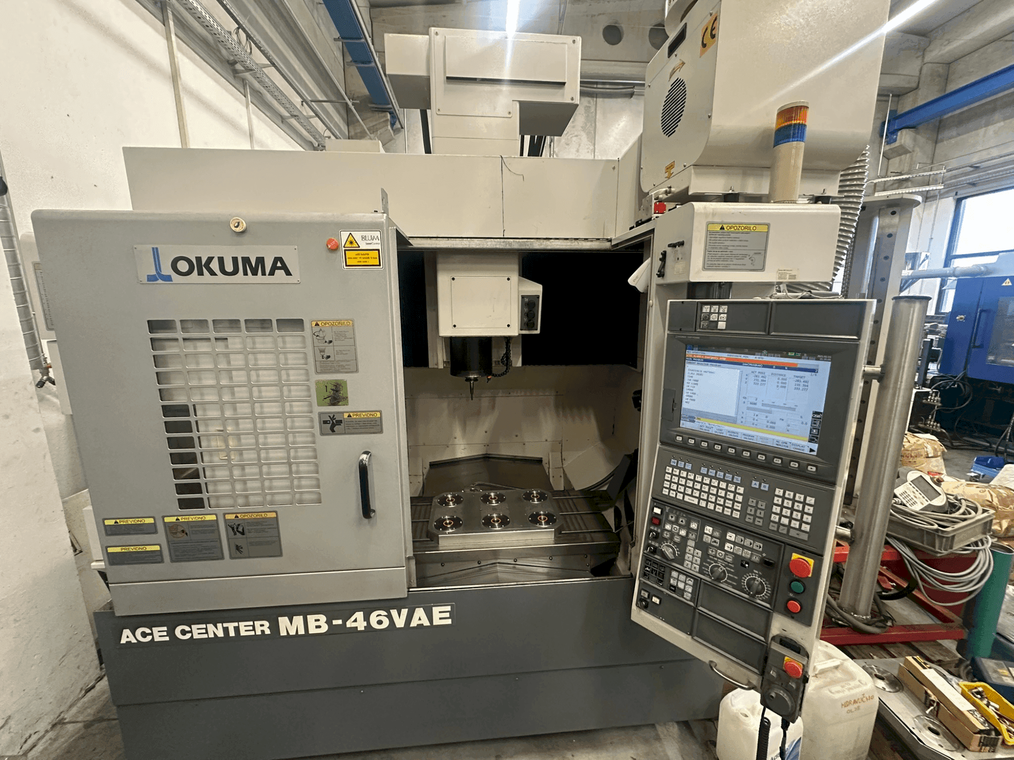 Vista Frontal  da Okuma MA-46 VAE  máquina