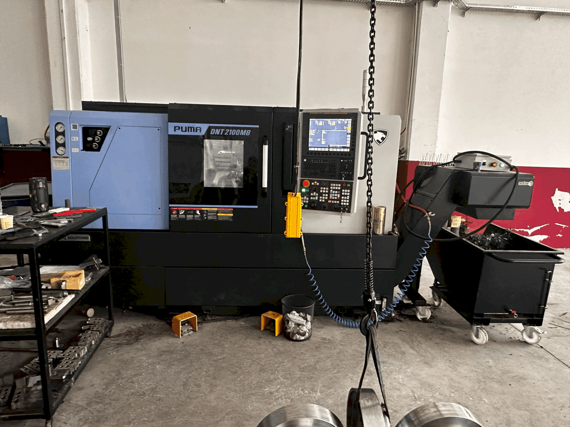 Vista Frontal  da DN SOLUTIONS Puma DNT2100MB  máquina