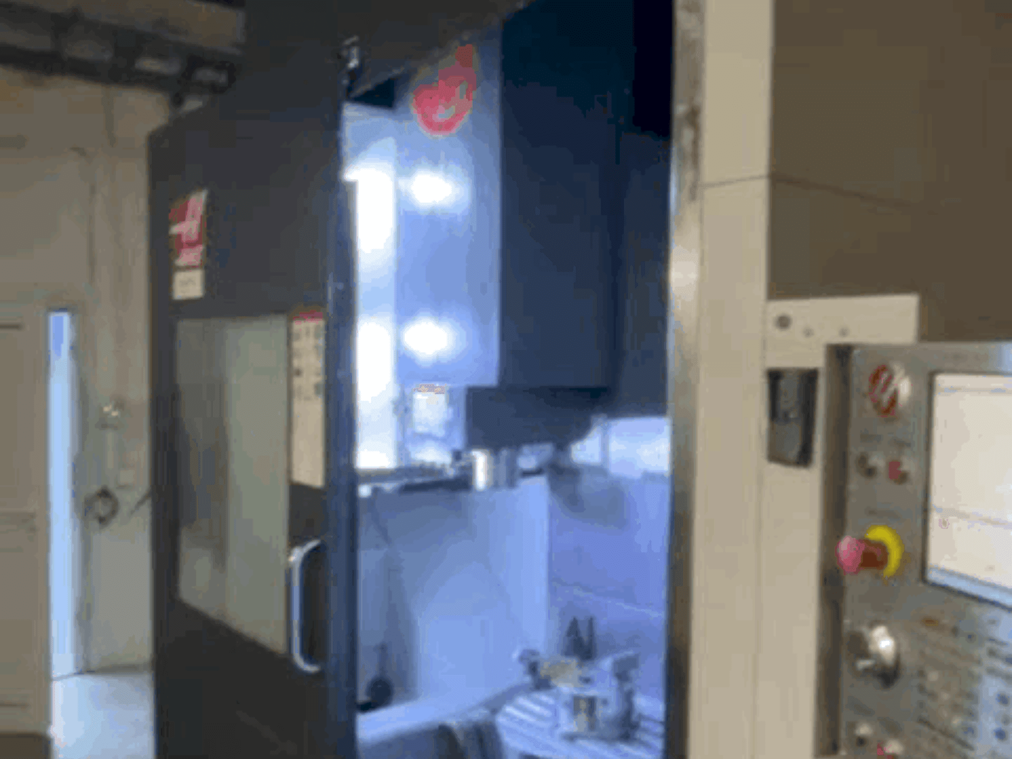 Vista Frontal  da HAAS UMC-750  máquina