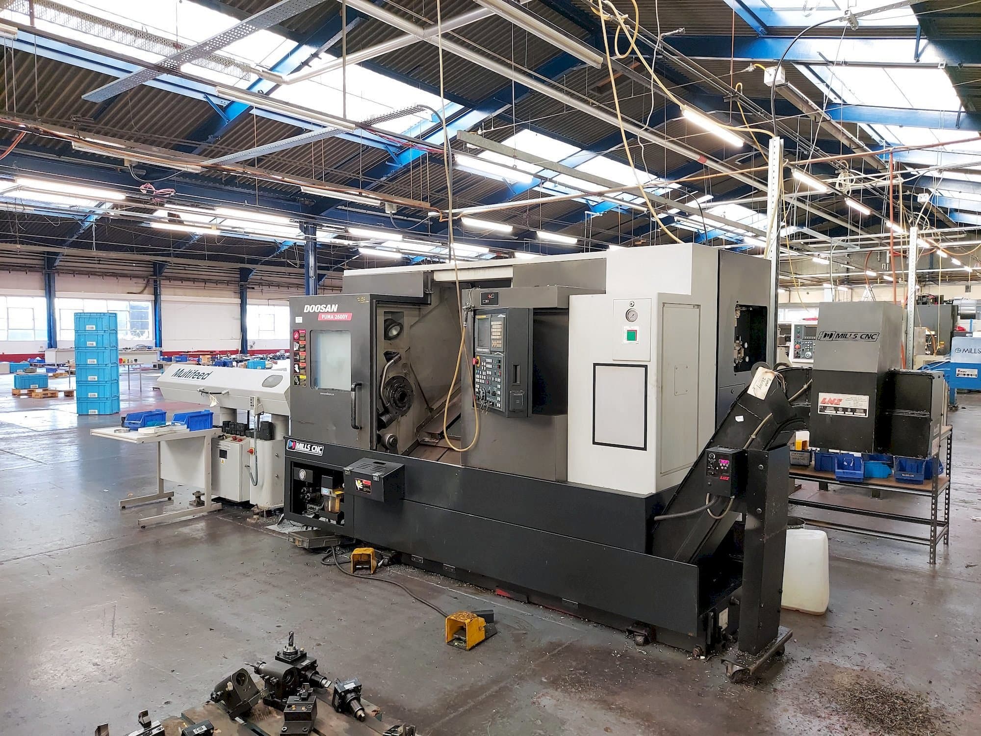 Vista Frontal  da Doosan Puma 2600Y  máquina