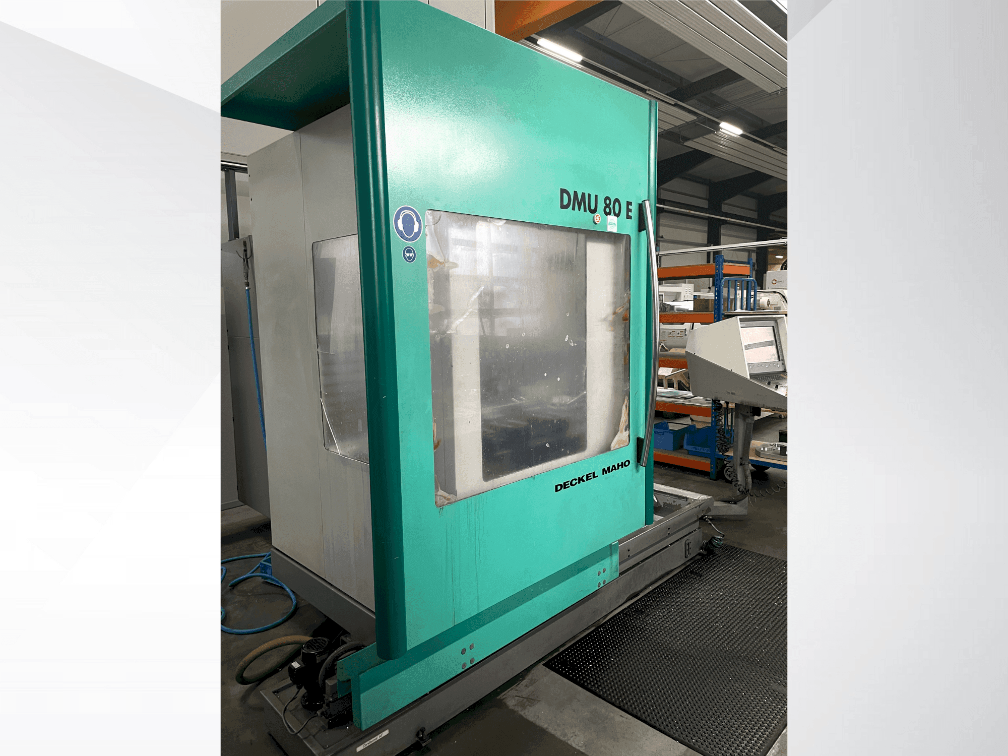 Vista Frontal  da DECKEL DMU 80 E  máquina