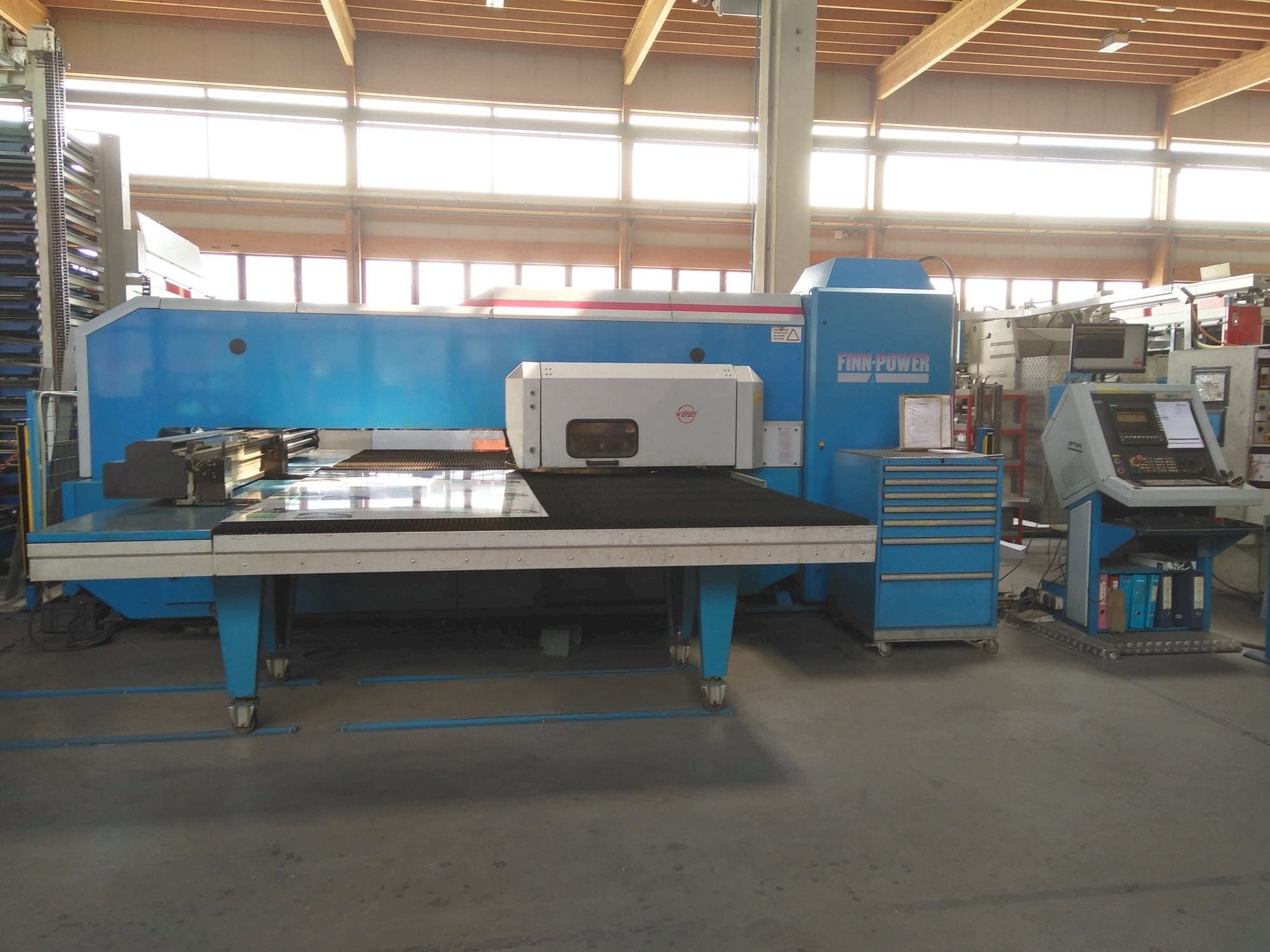 Vista Frontal  da Finn-Power A5-20SB  máquina