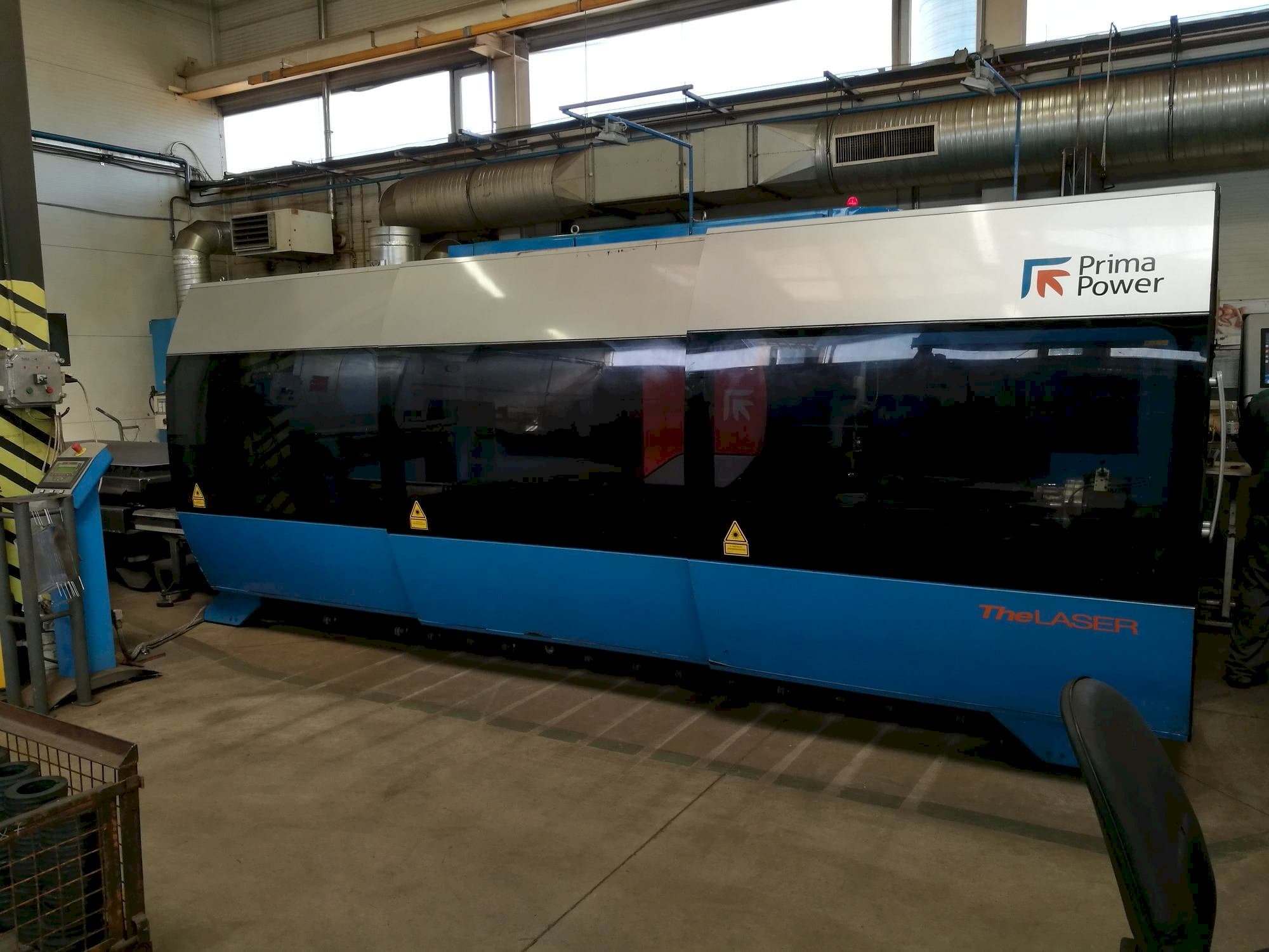 Vista Frontal  da Prima Power Zaphiro  máquina