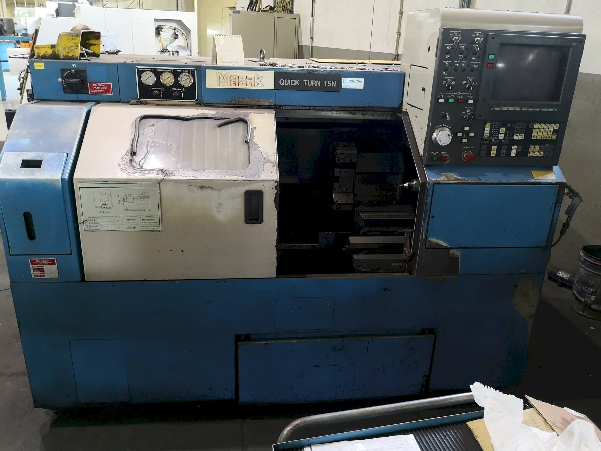 Vista Frontal  da Mazak Quick Turn 15N  máquina