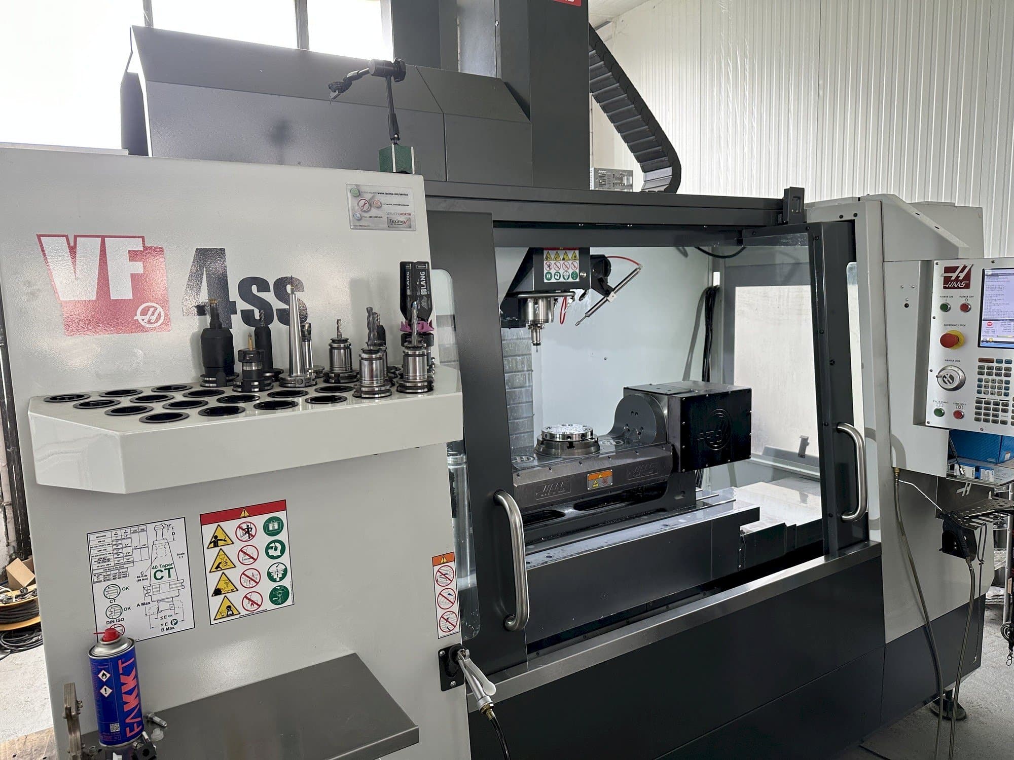 Vista Esquerda  da HAAS VF-4SS  máquina