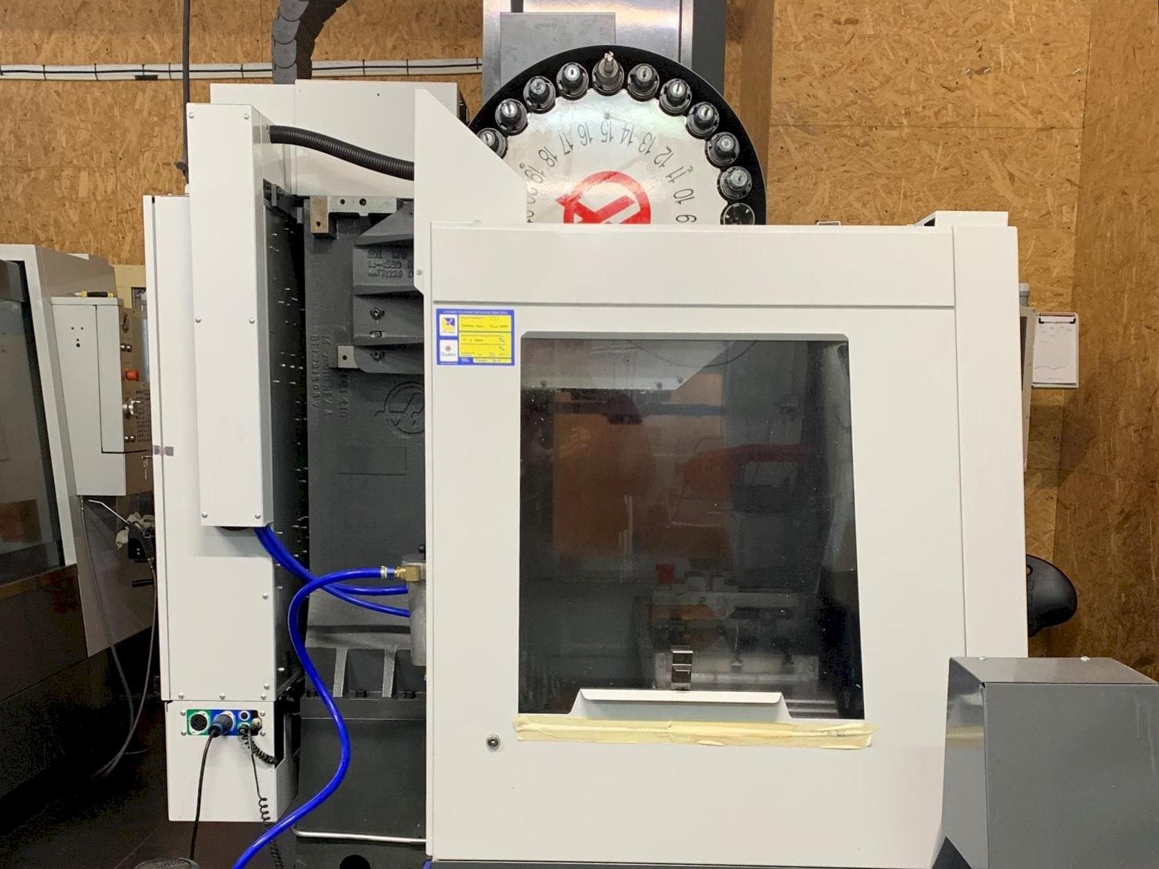 Vista Frontal  da HAAS VF-2EU  máquina