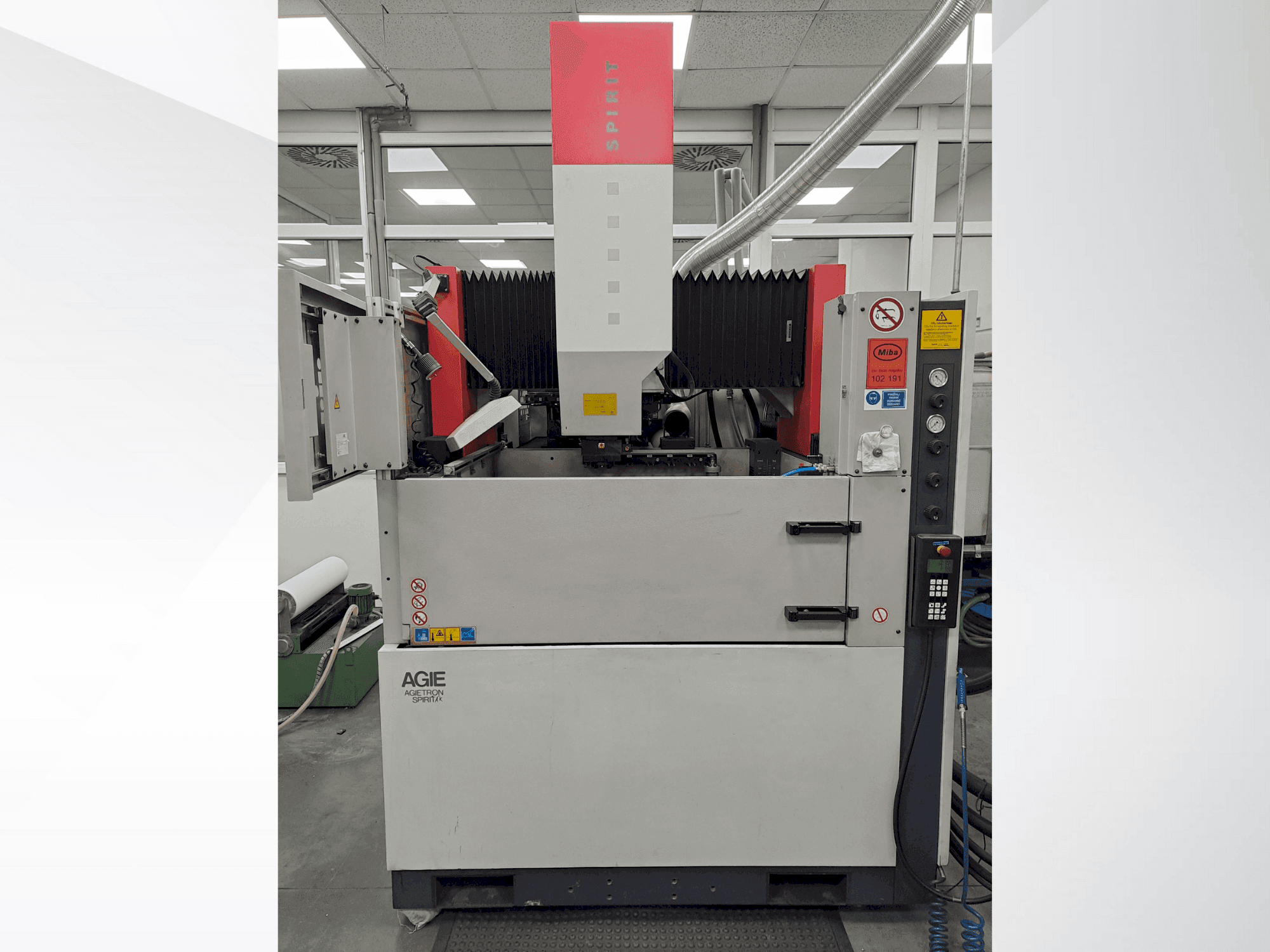 Vista Frontal  da AGIE AGIETRON SPIRIT 4  máquina