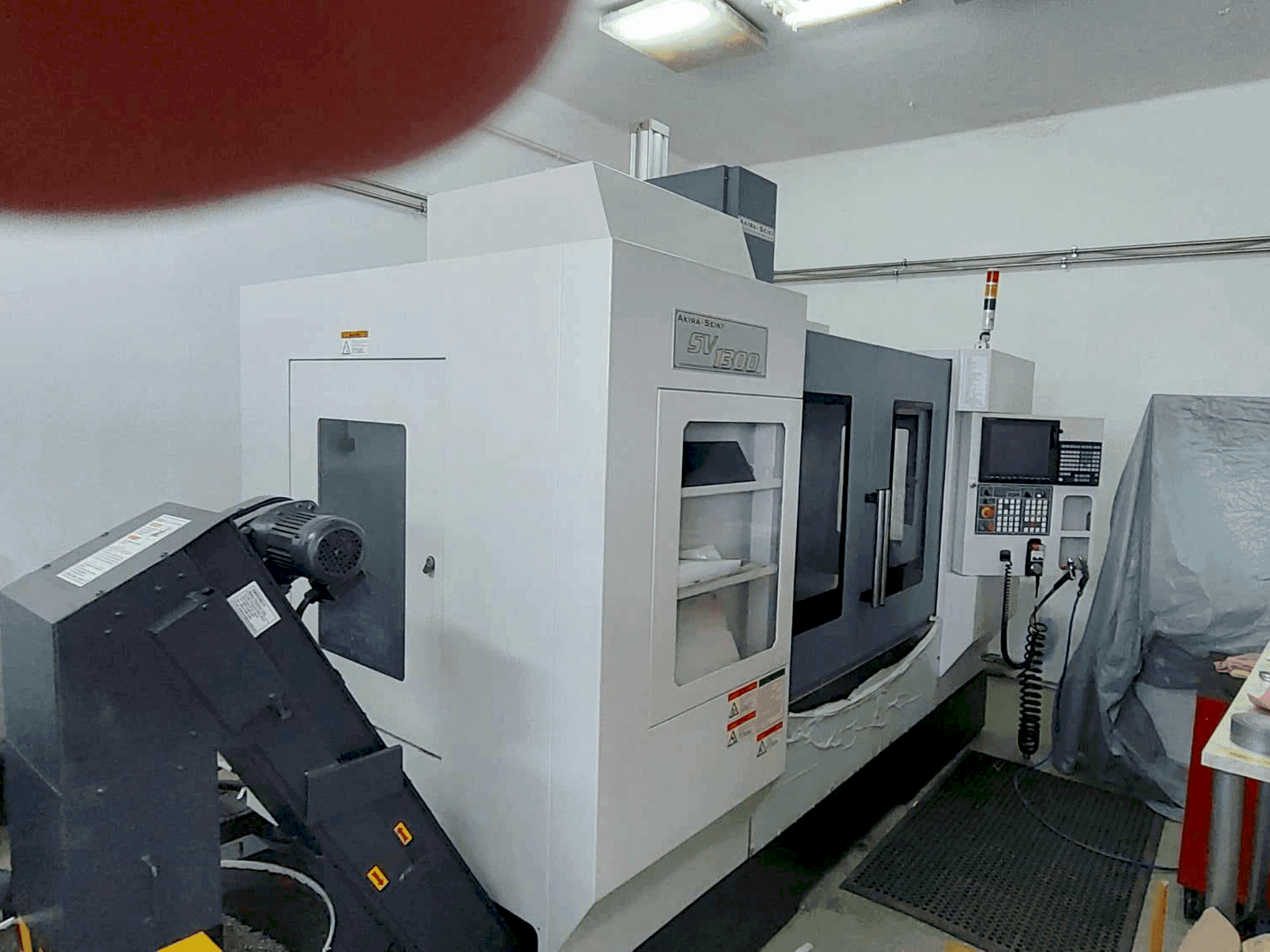 Vista Frontal  da Akira Seiki SVI300  máquina