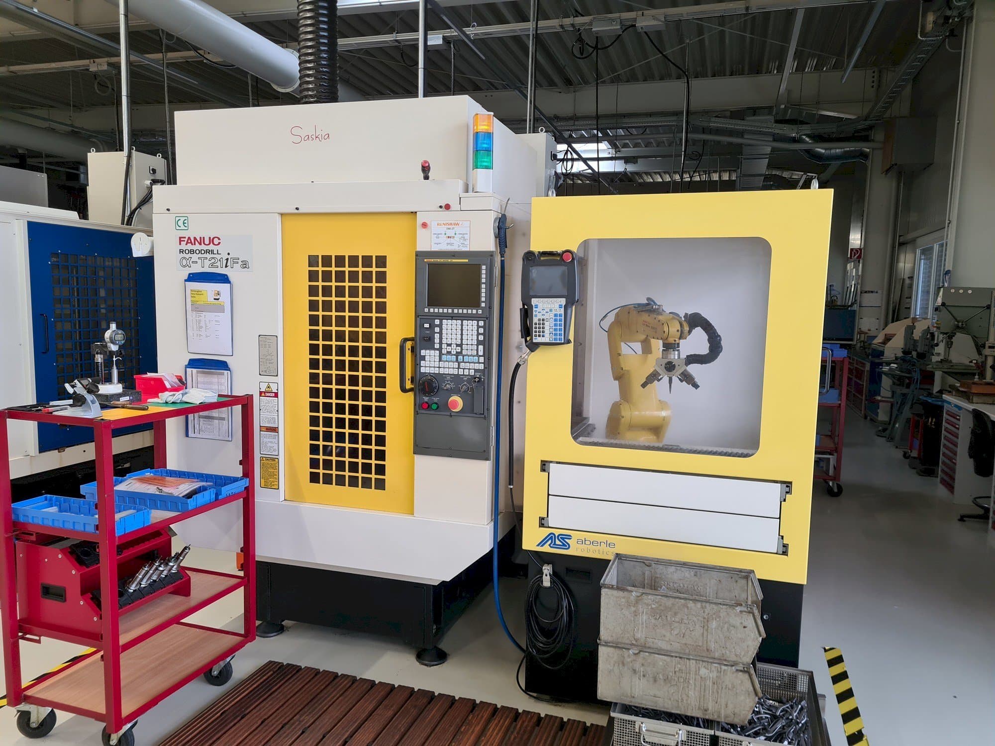 Vista Frontal  da FANUC Robodrill ALPHA T21iFA  máquina