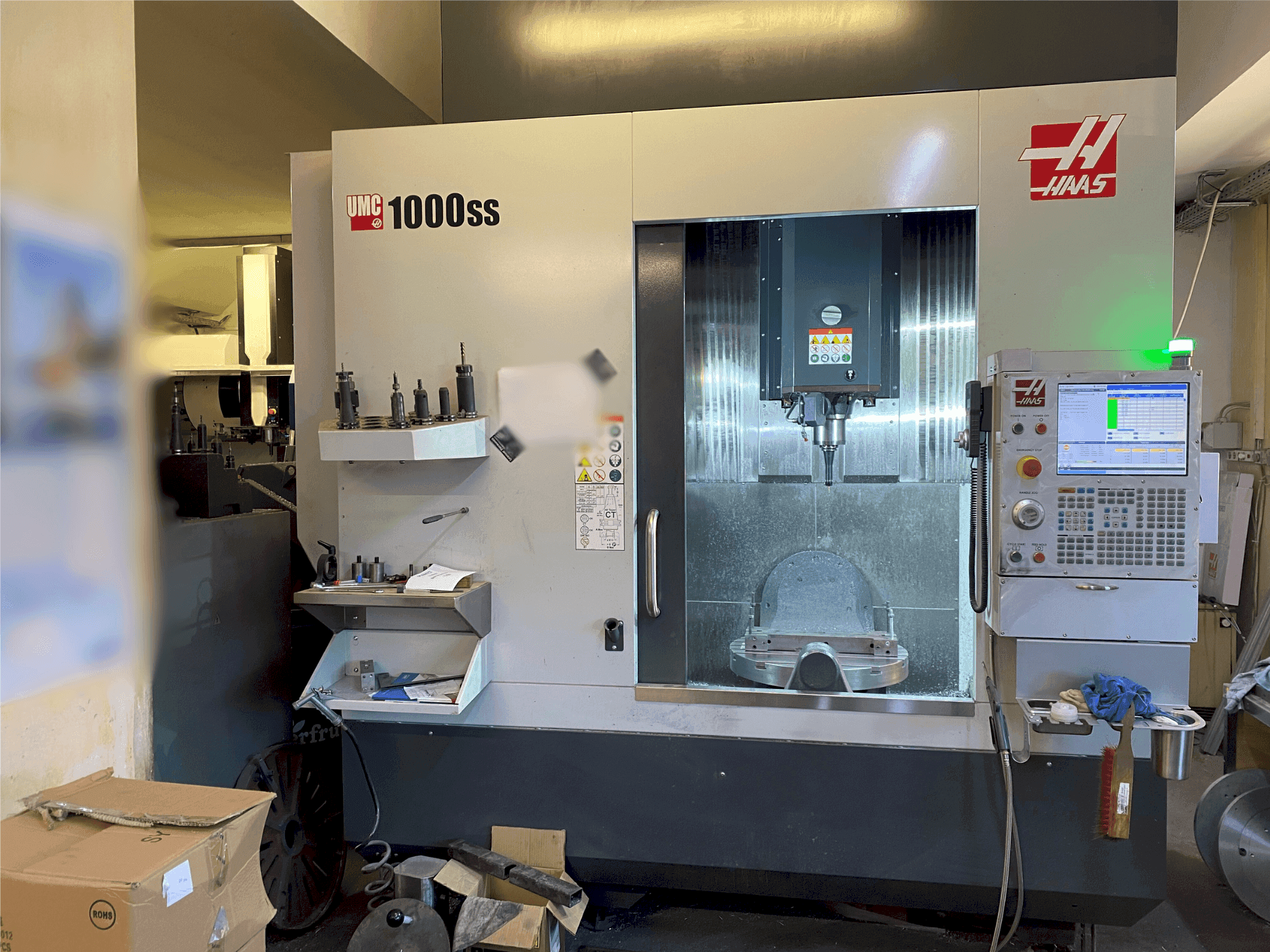 Vista Frontal  da HAAS UMC-1000SS  máquina