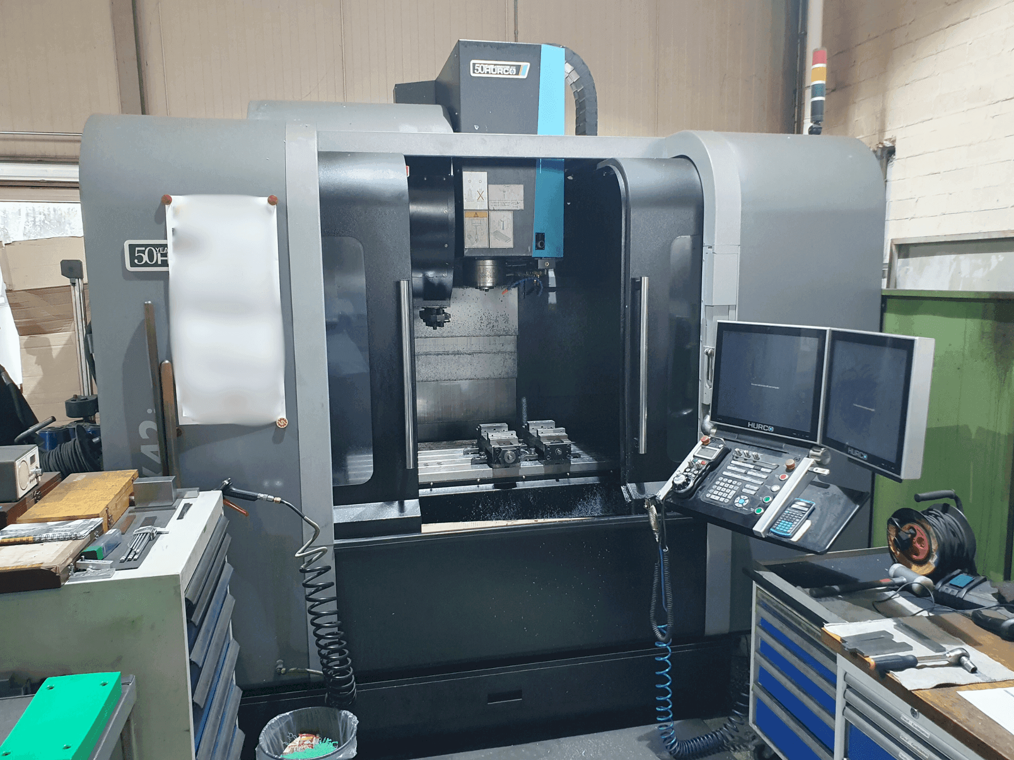 Vista Frontal  da Hurco VMX42i  máquina