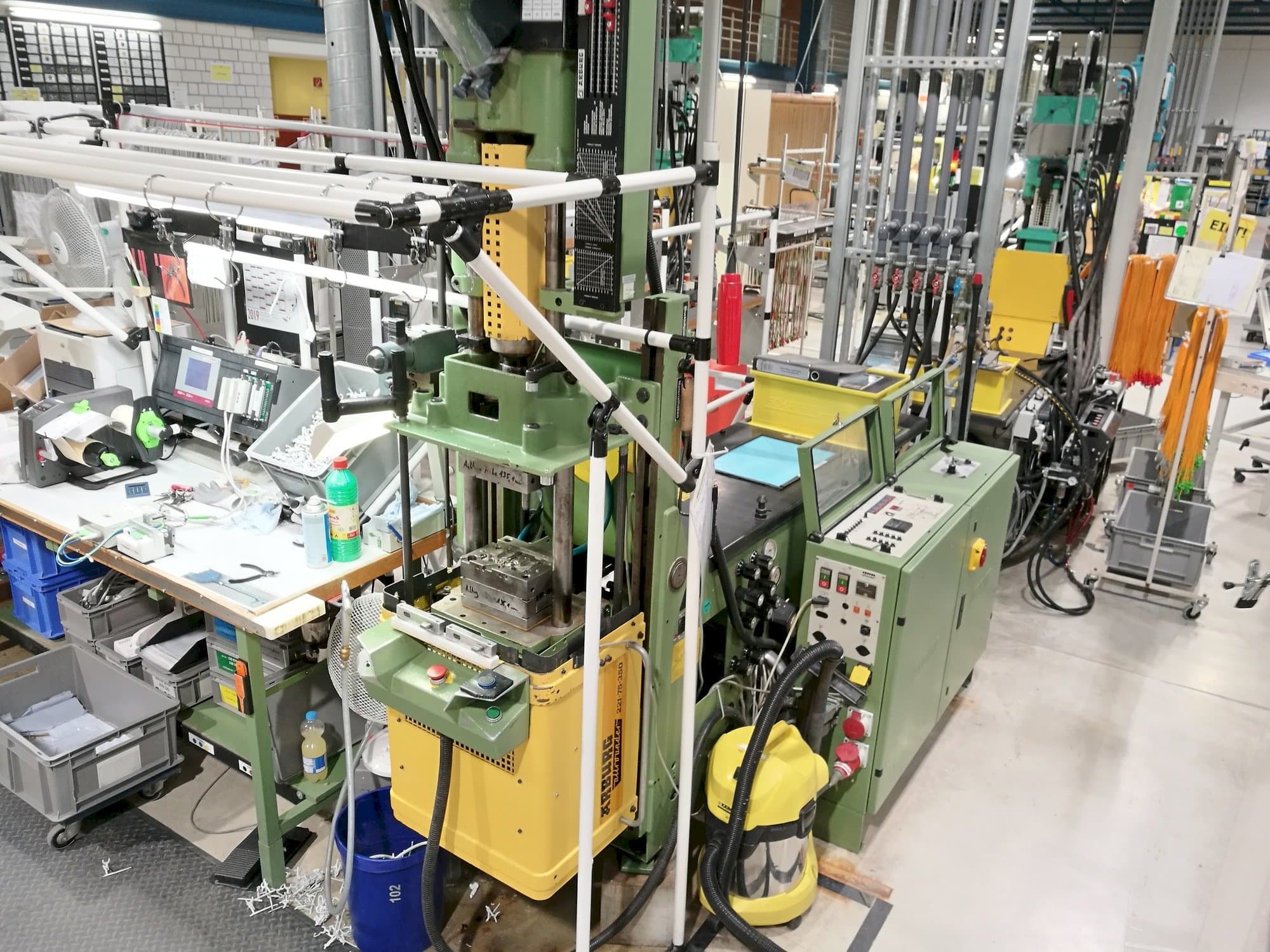 Vista Frontal  da Arburg 221-75-350  máquina