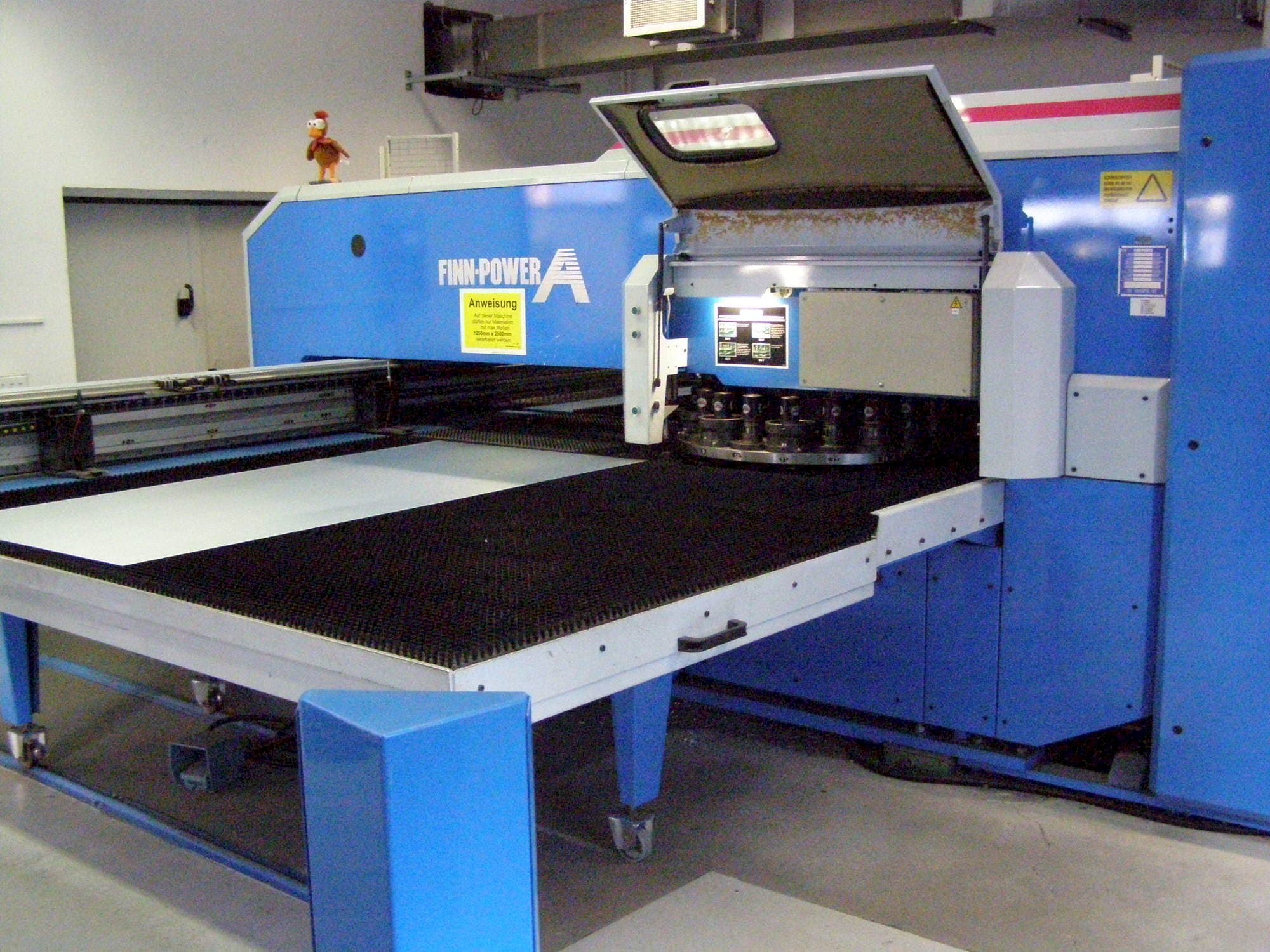 Vista Frontal  da Finn-Power A5 – 25 SBV  máquina