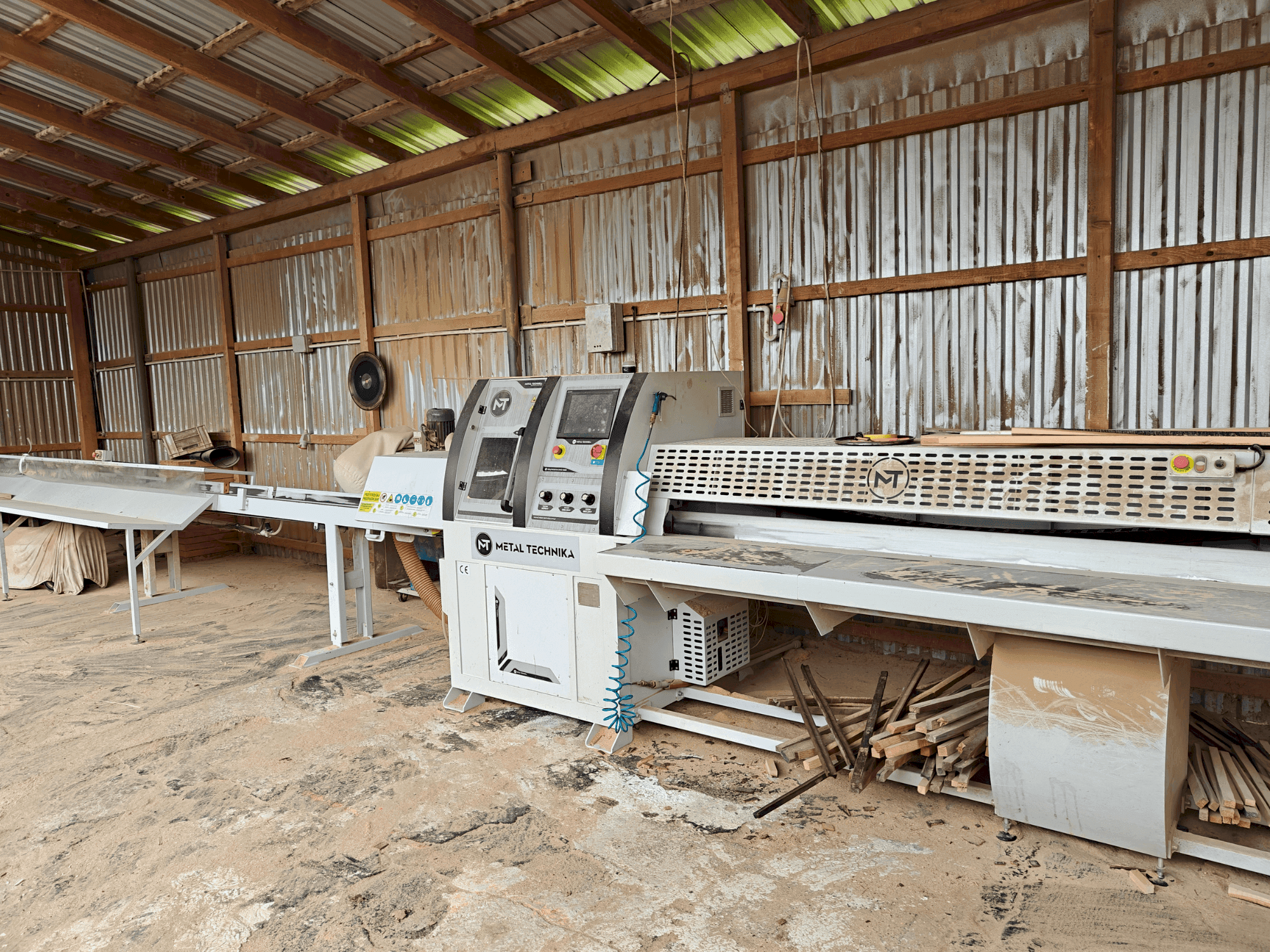 Vista Frontal da METAL TECHNIKA OWD-1600 máquina