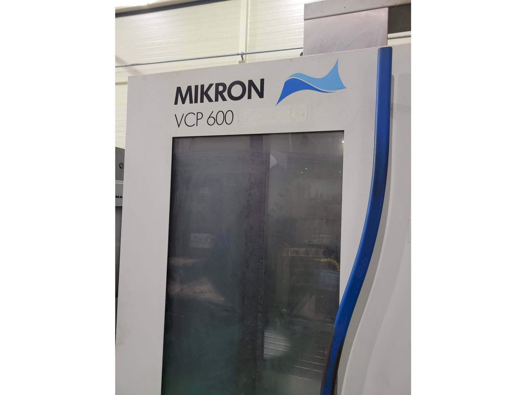 Vista Frontal  da MIKRON VCP 600  máquina