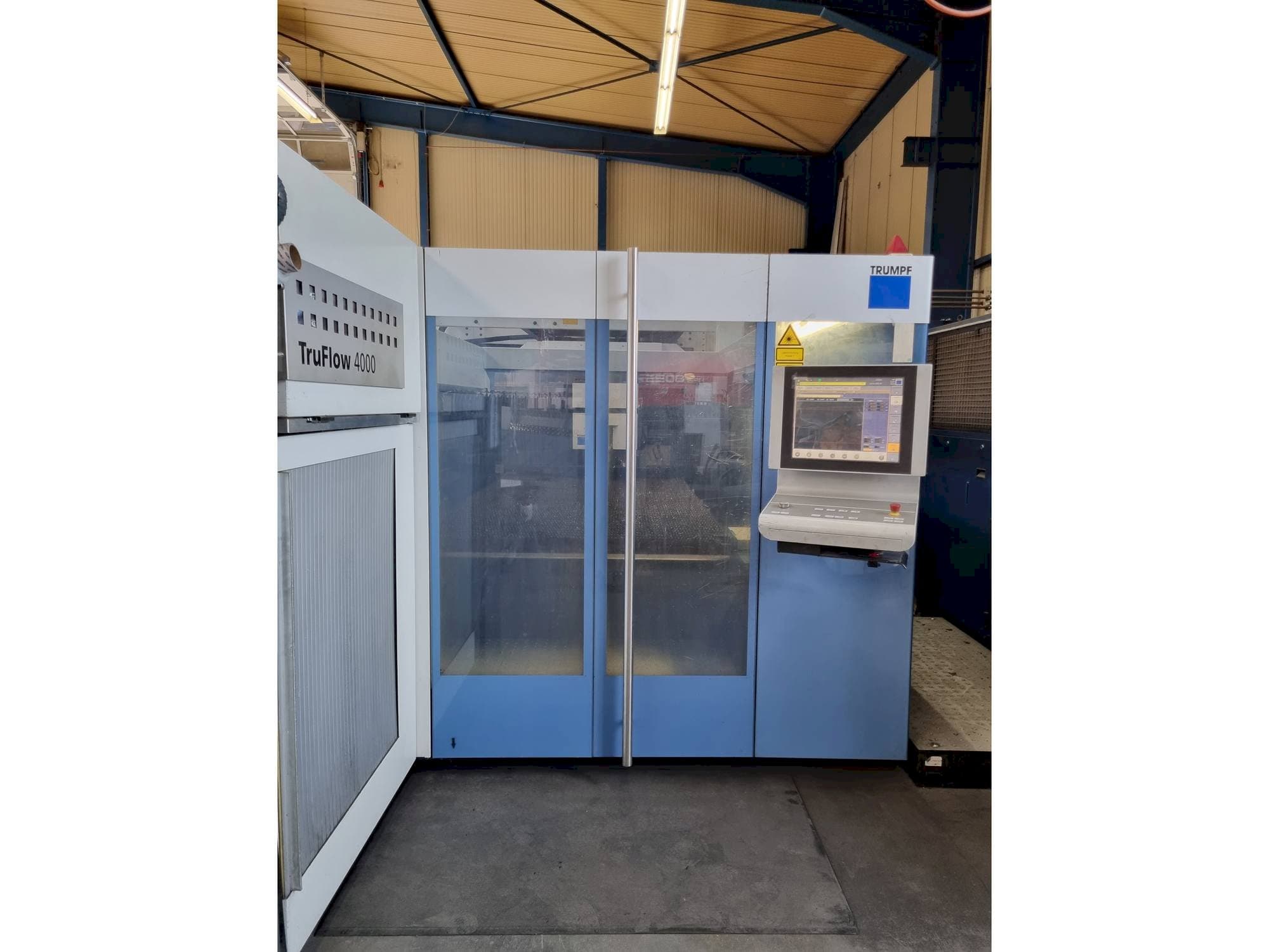 Vista Frontal  da Trumpf TruLaser 3030  máquina