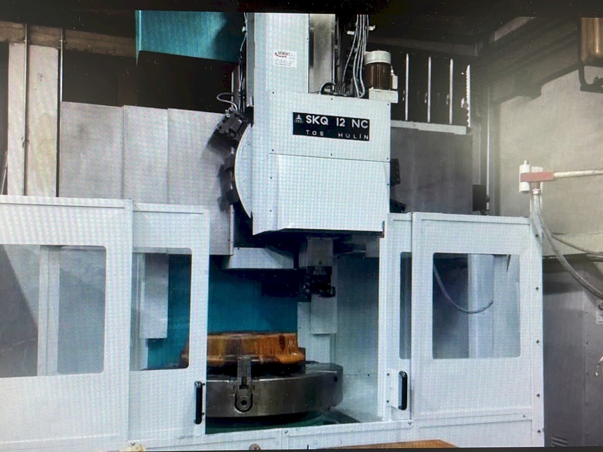 Vista Frontal  da TOS SKQ 12 NC  máquina