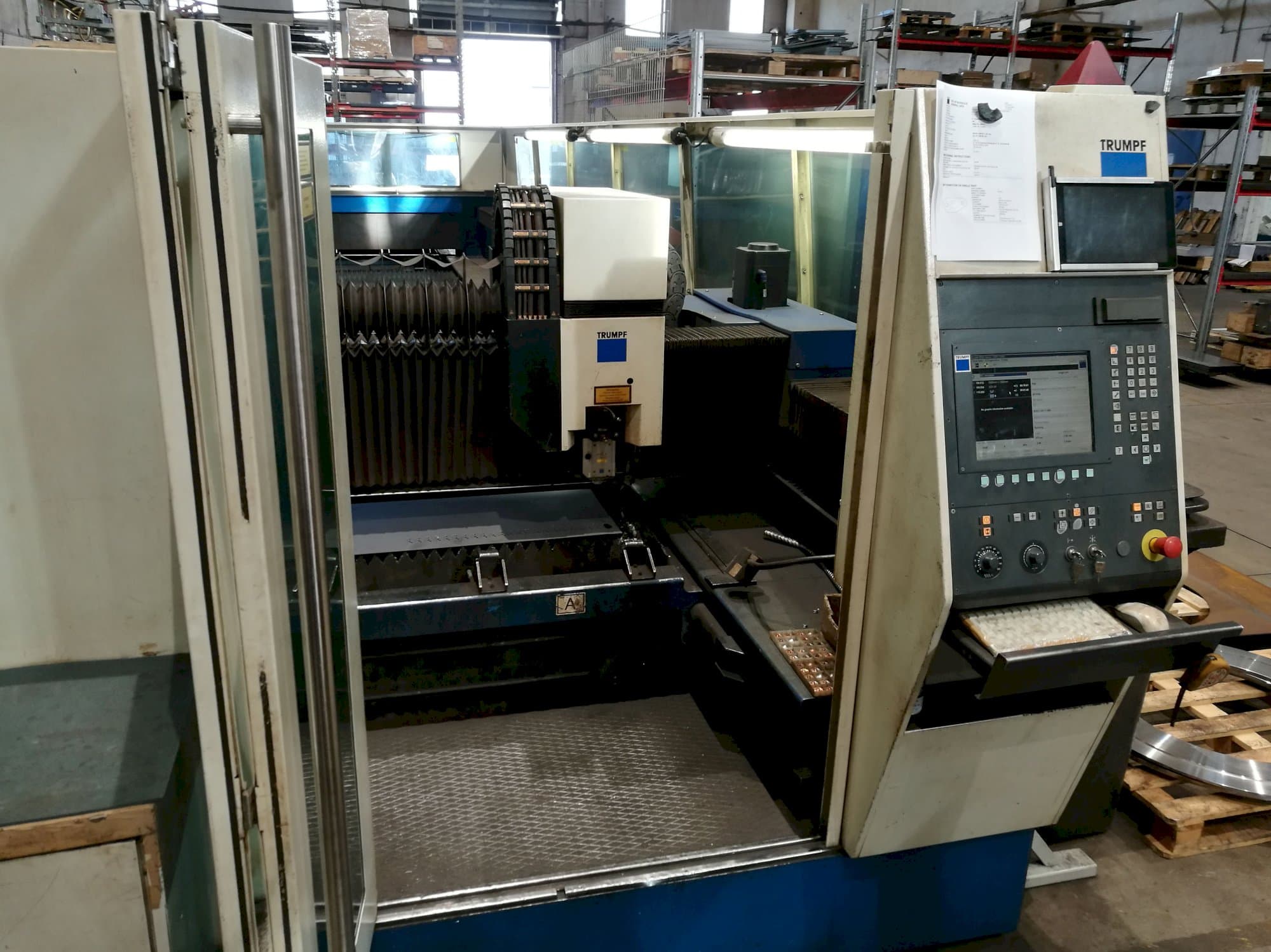 Vista Frontal  da Trumpf TruLaser 5060  máquina