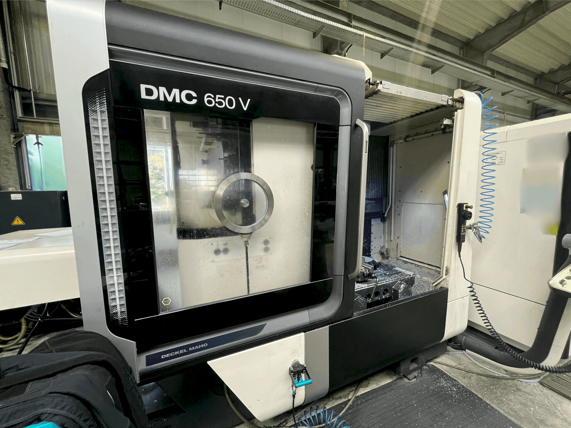 Vista Frontal  da DMG MORI DMC 650 V  máquina
