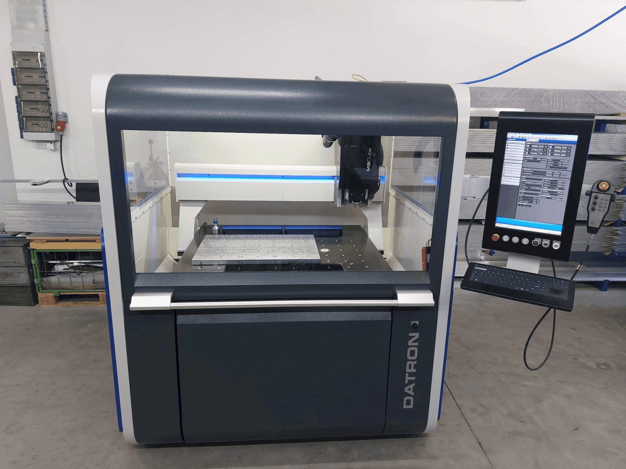 Vista Frontal  da Datron M8 Cube  máquina