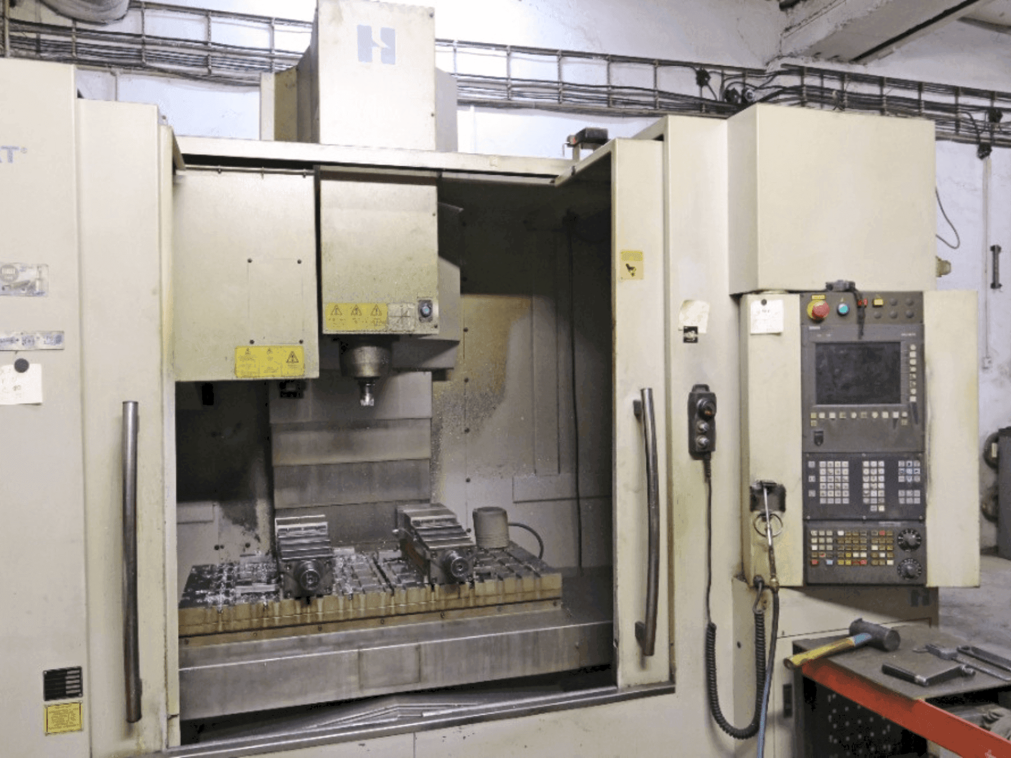 Vista Frontal  da HARDINGE Bridgeport VMC 1000  máquina