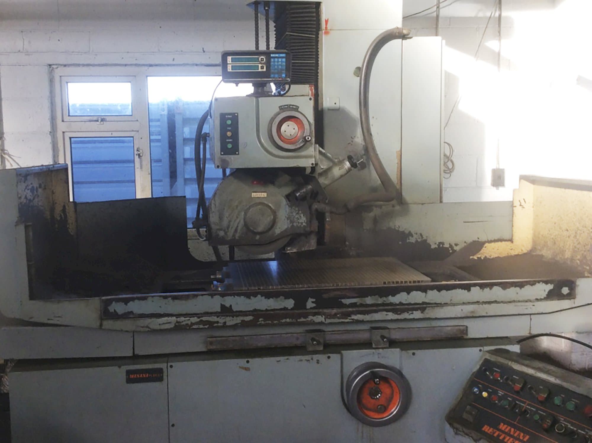 Vista Frontal  da Minini PL65.8  máquina