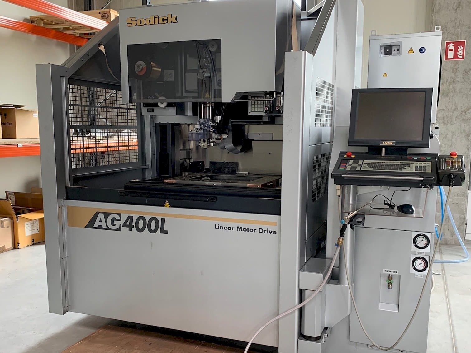 Vista Frontal  da Sodick AG400L  máquina