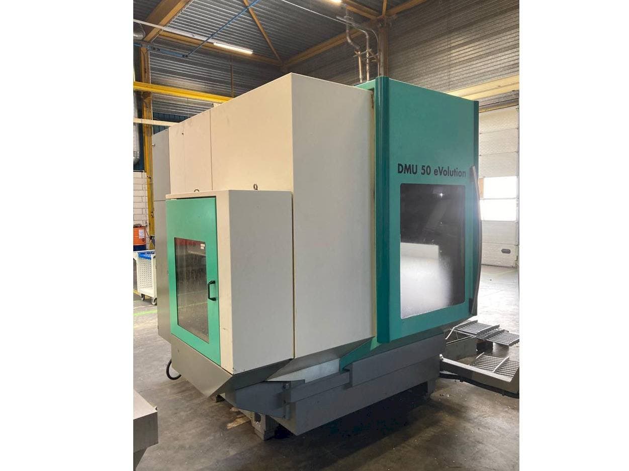 Vista Frontal  da DECKEL MAHO DMG 50Evo  máquina