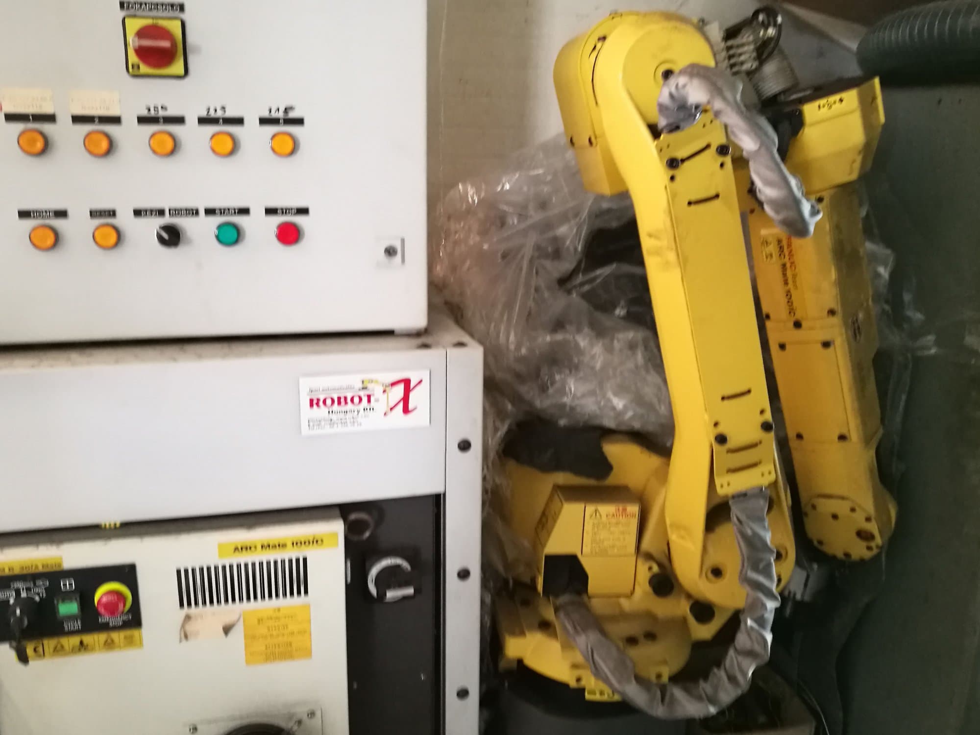 Vista Frontal  da FANUC ARC Mate 100iC  máquina