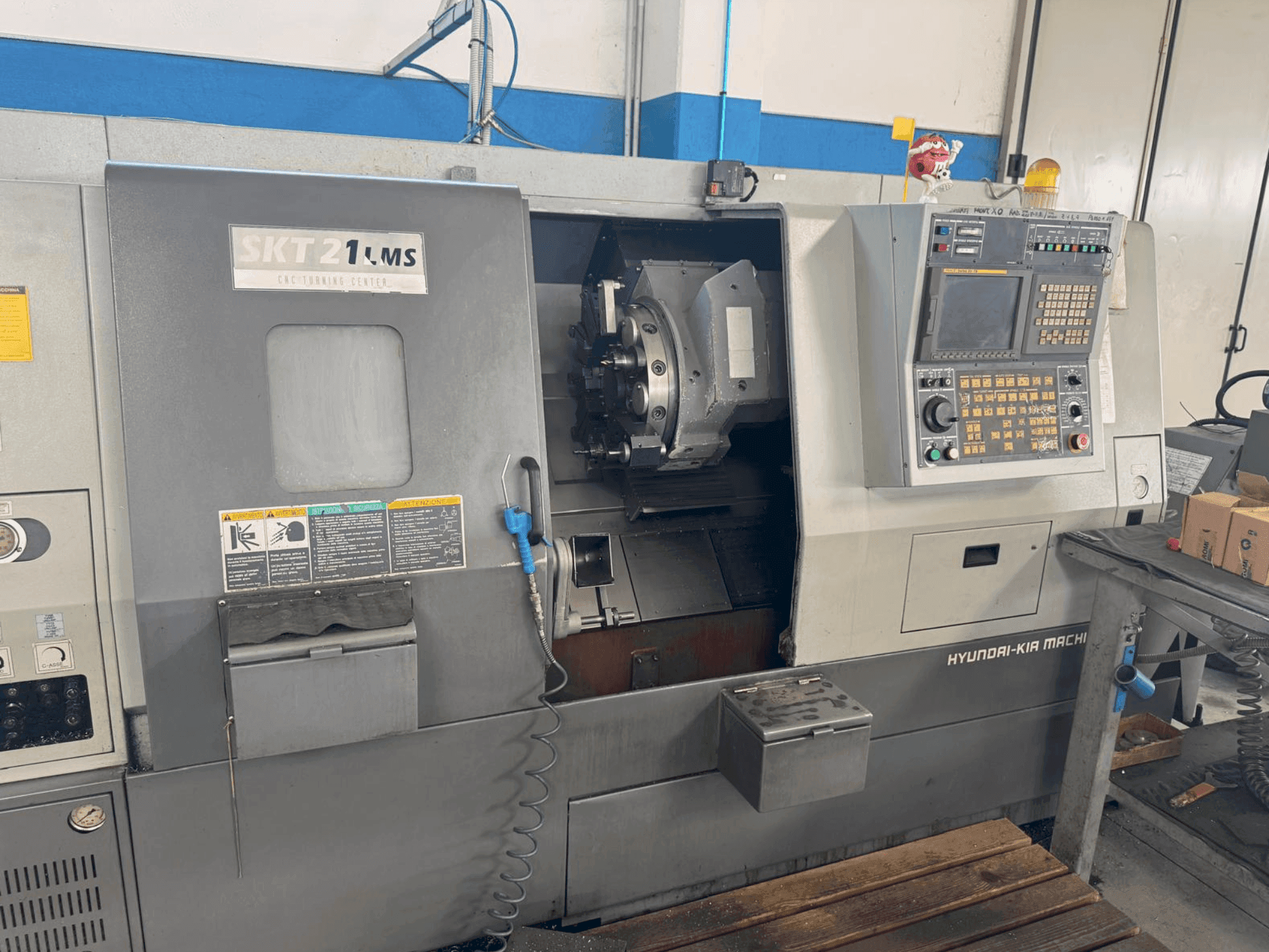 Vista Frontal  da HYUNDAI KIA SKT 21 LMS  máquina