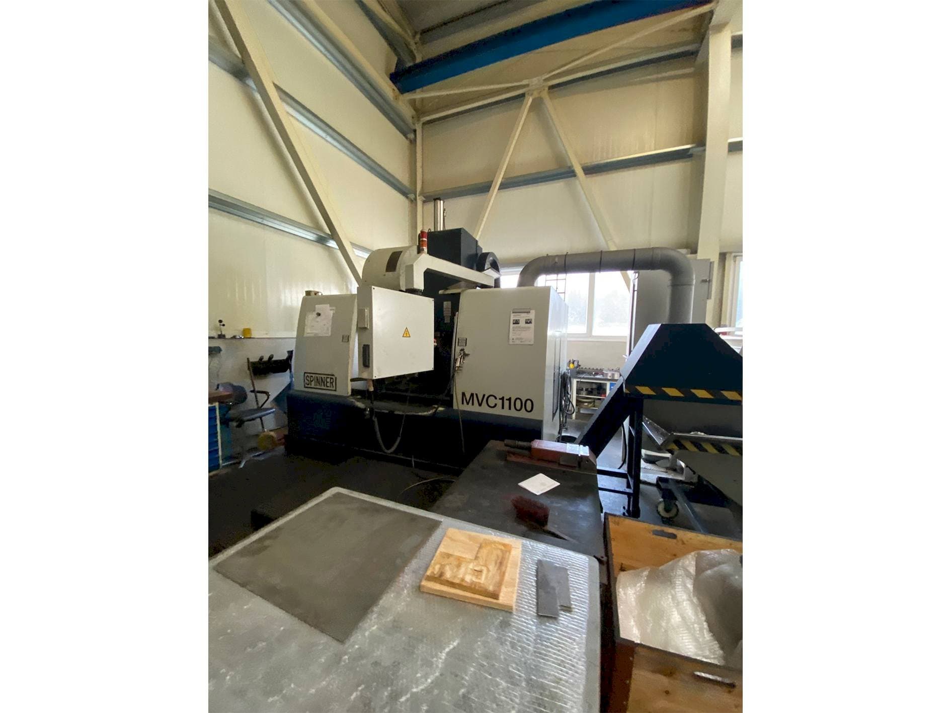 Vista Frontal da SPINNER MVC 1100 B máquina