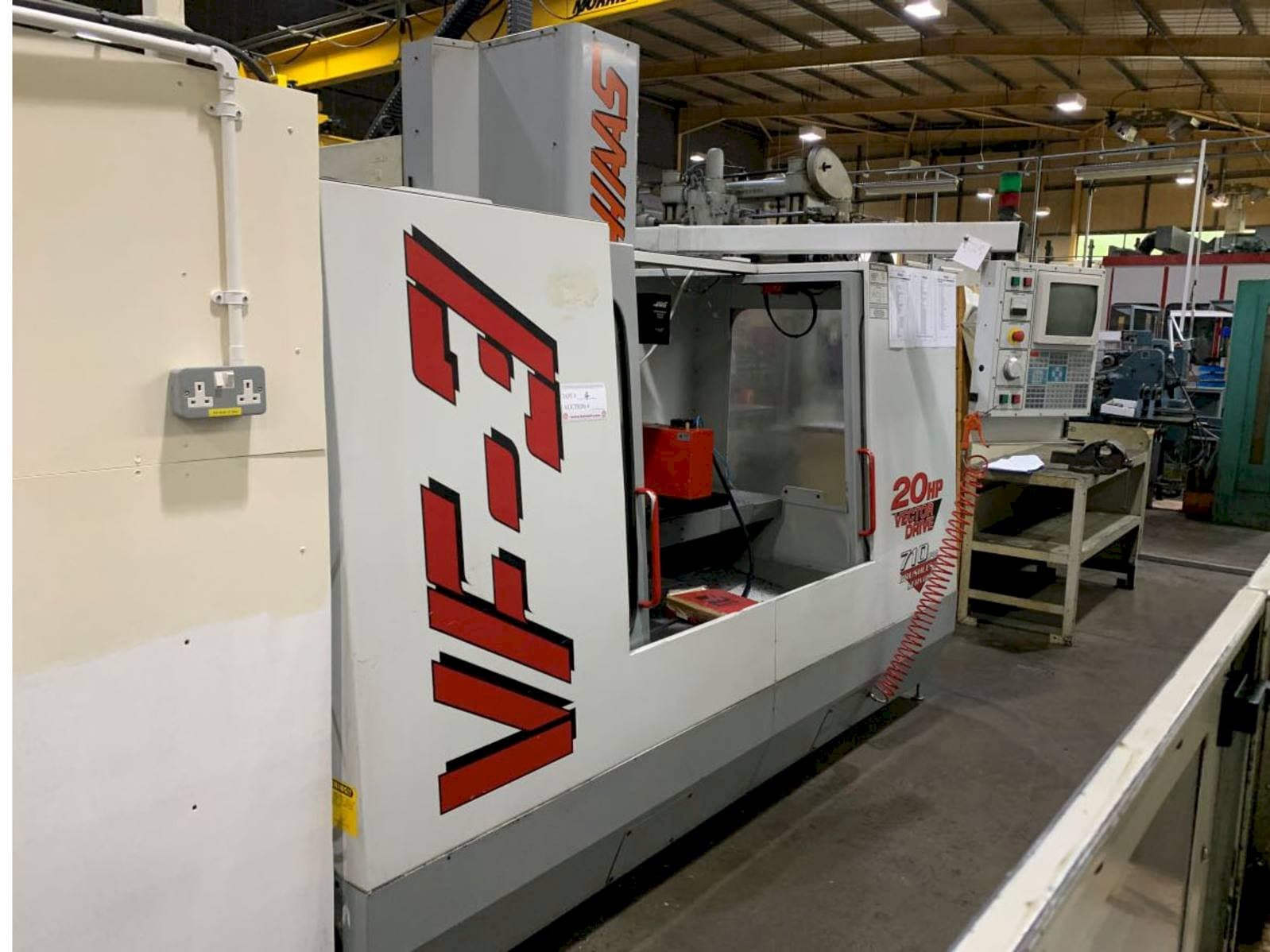 Vista Frontal  da HAAS VF3  máquina