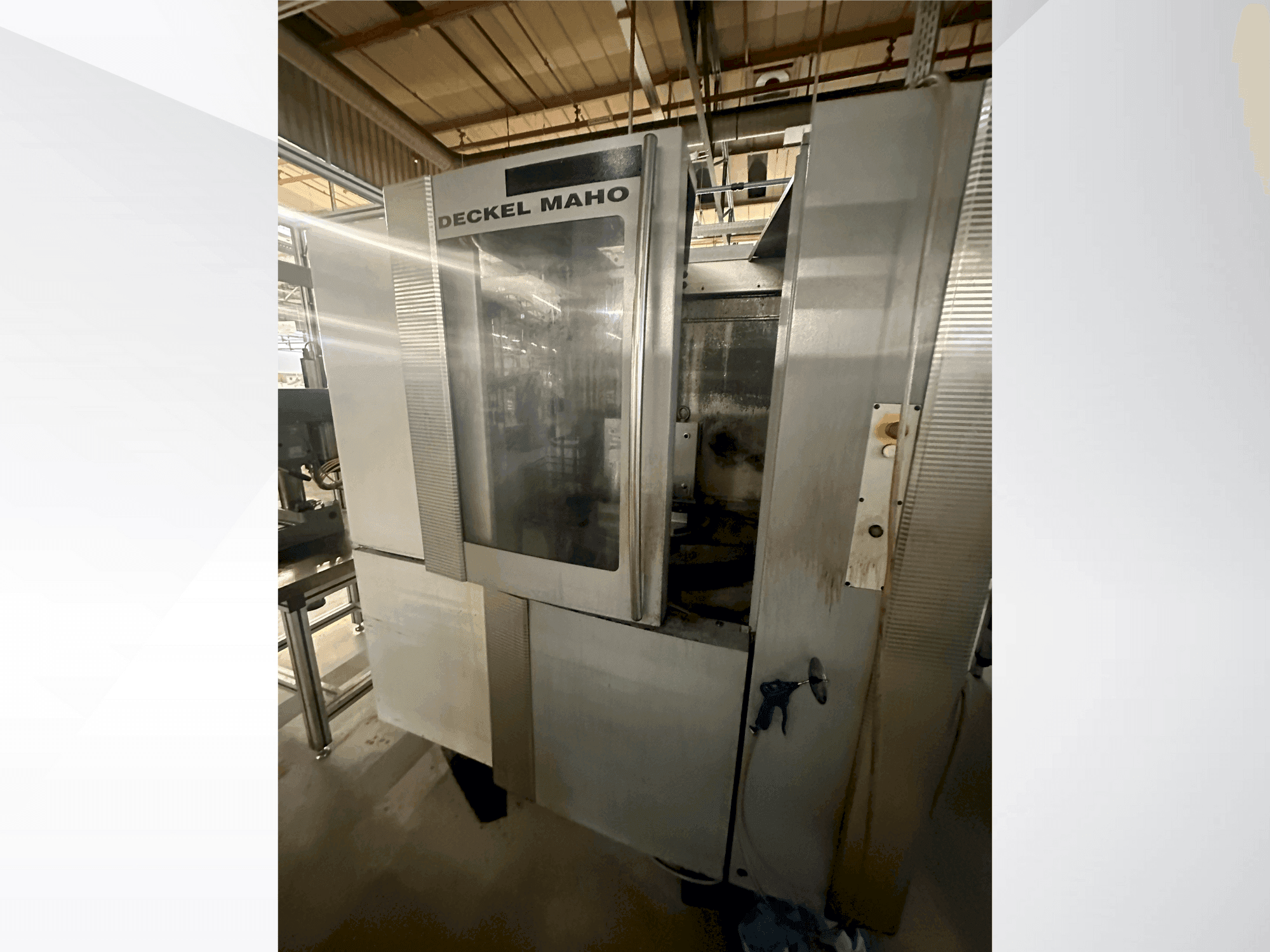 Vista Frontal  da DECKEL MAHO DMC 50H  máquina