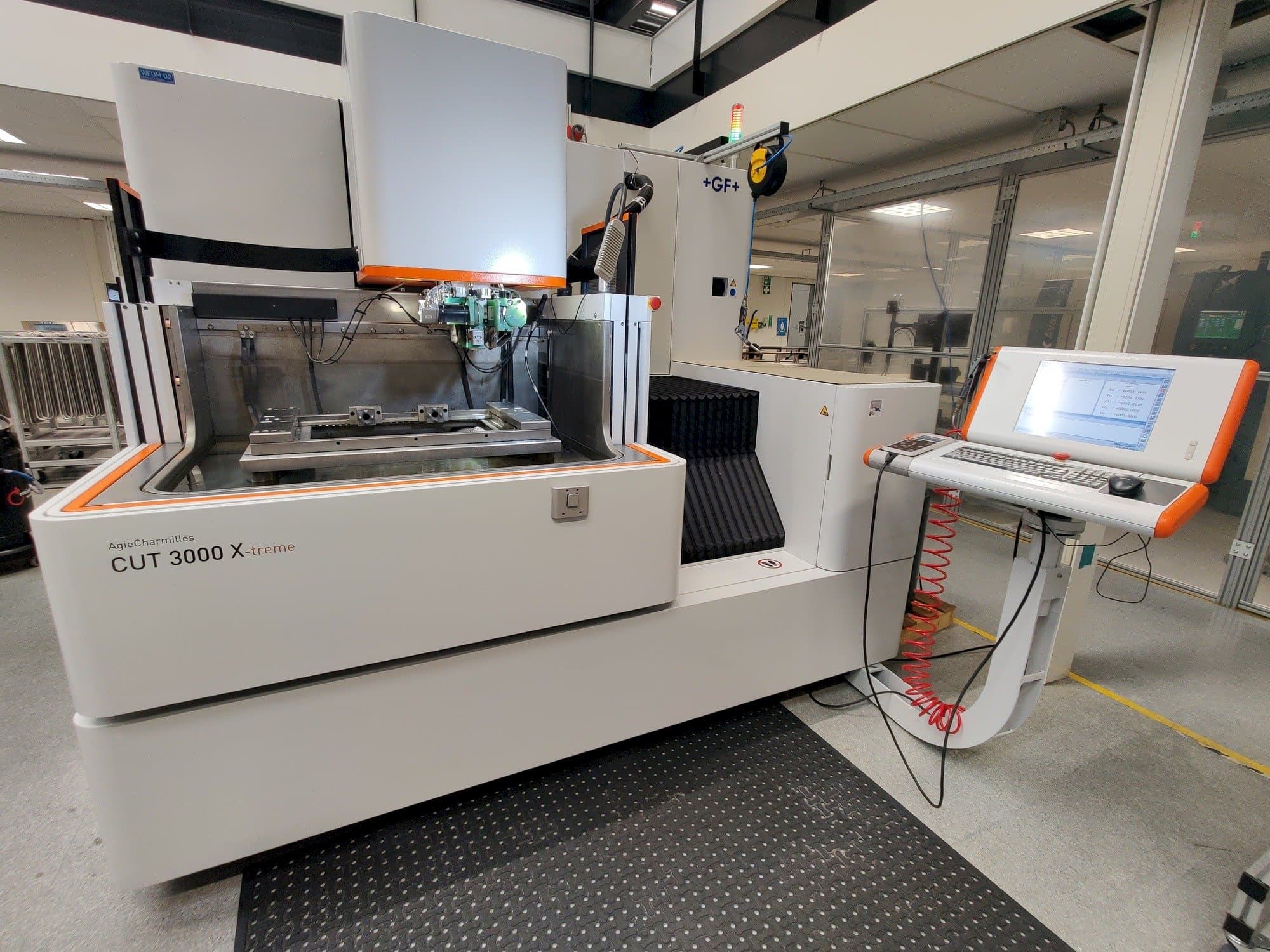 Vista Frontal da GF AgieCharmilles CUT 3000 X máquina