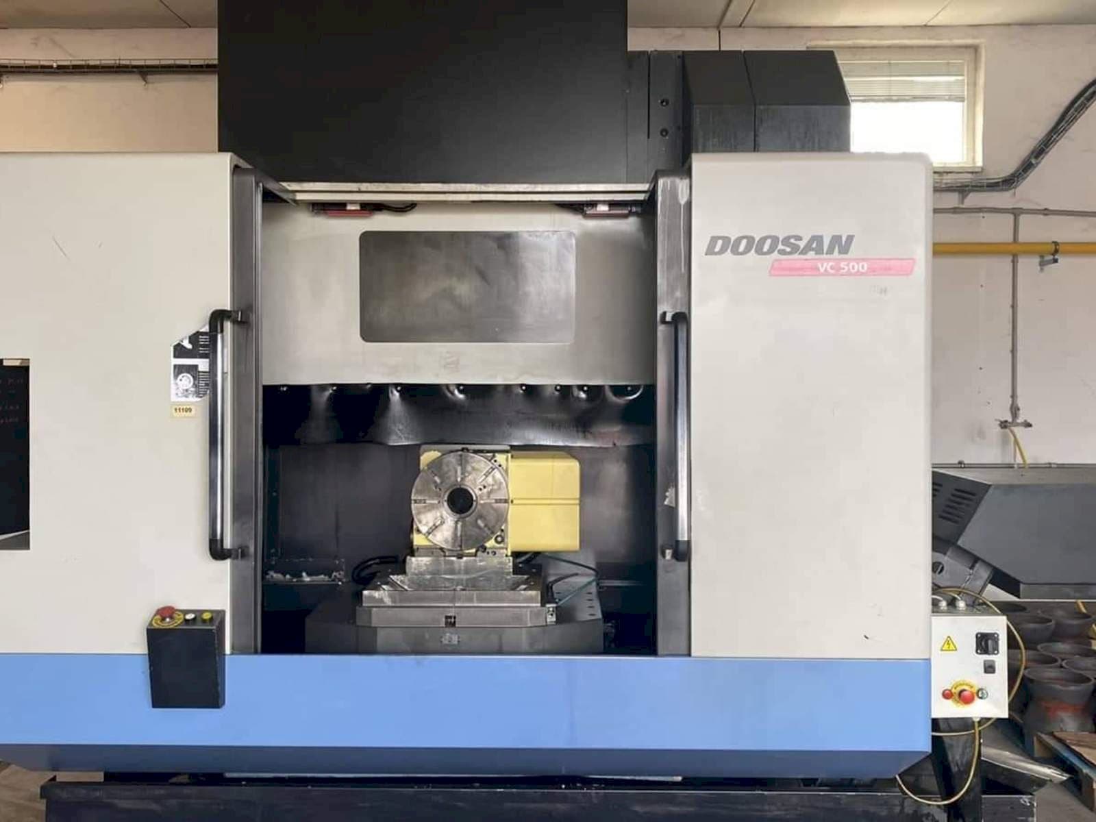 Vista Frontal  da Doosan VC 500  máquina
