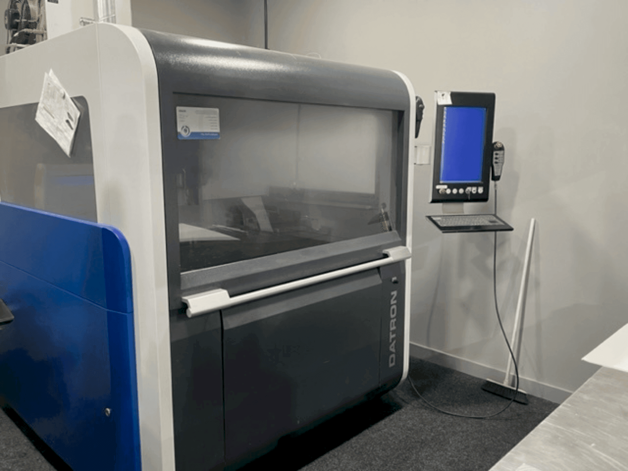 Vista Frontal  da Datron M8 Cube  máquina