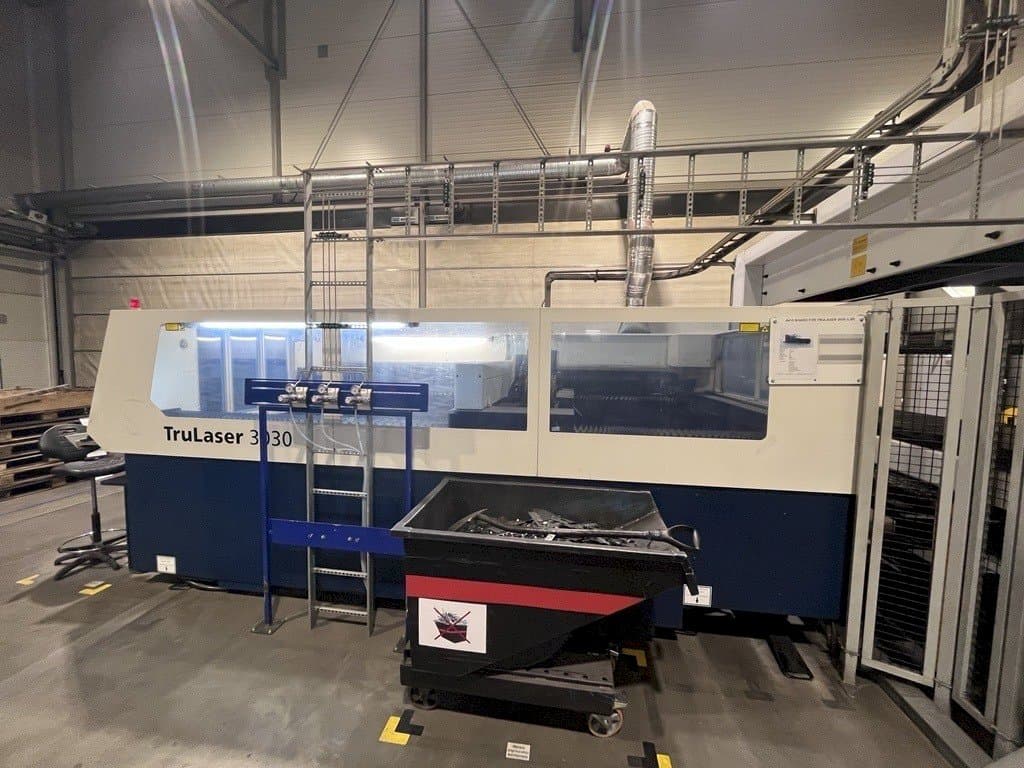 Vista Frontal  da TRUMPF TruLaser 3030 L30  máquina