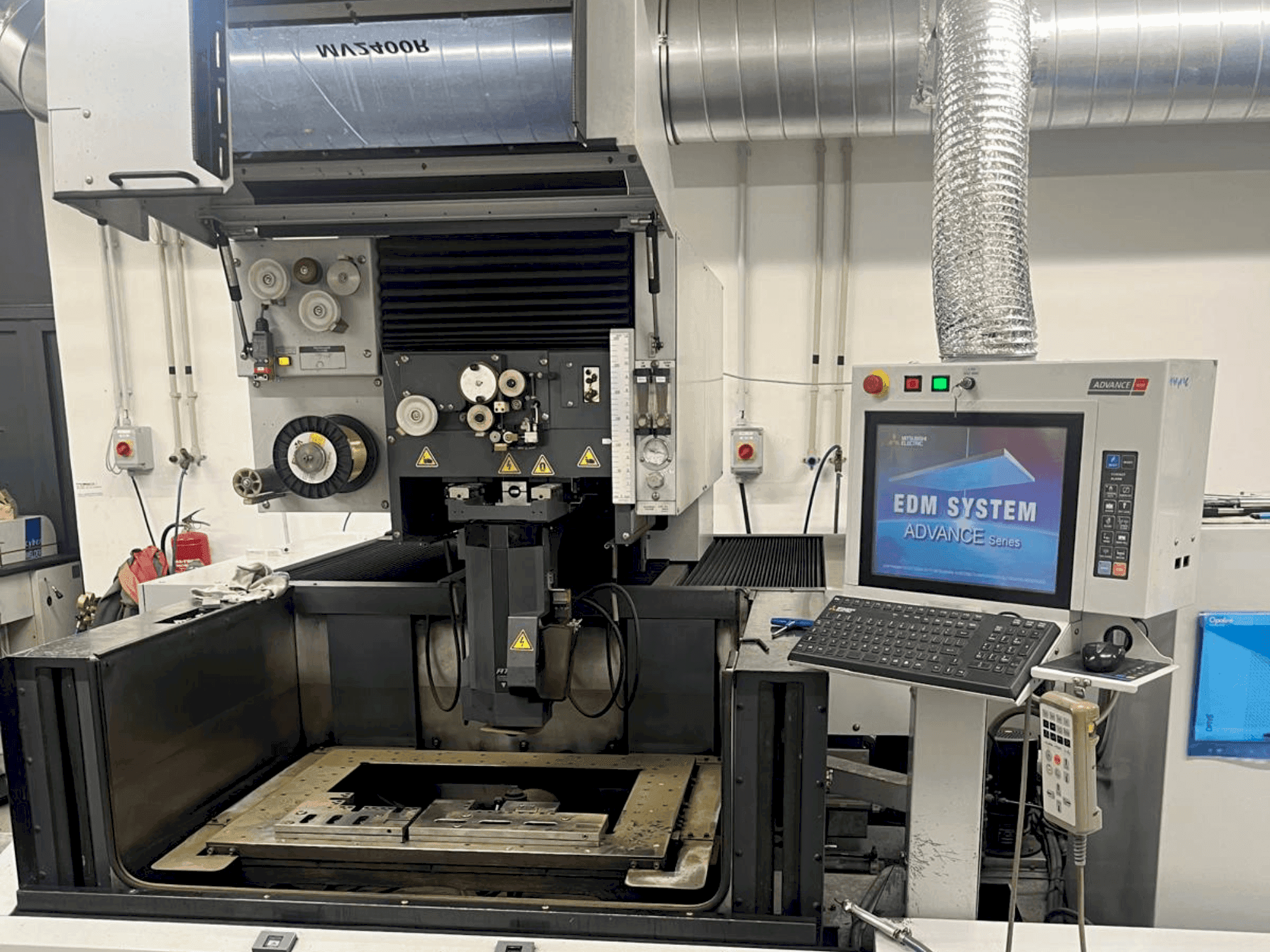 Vista Frontal  da Mitsubishi MV2400 R  máquina