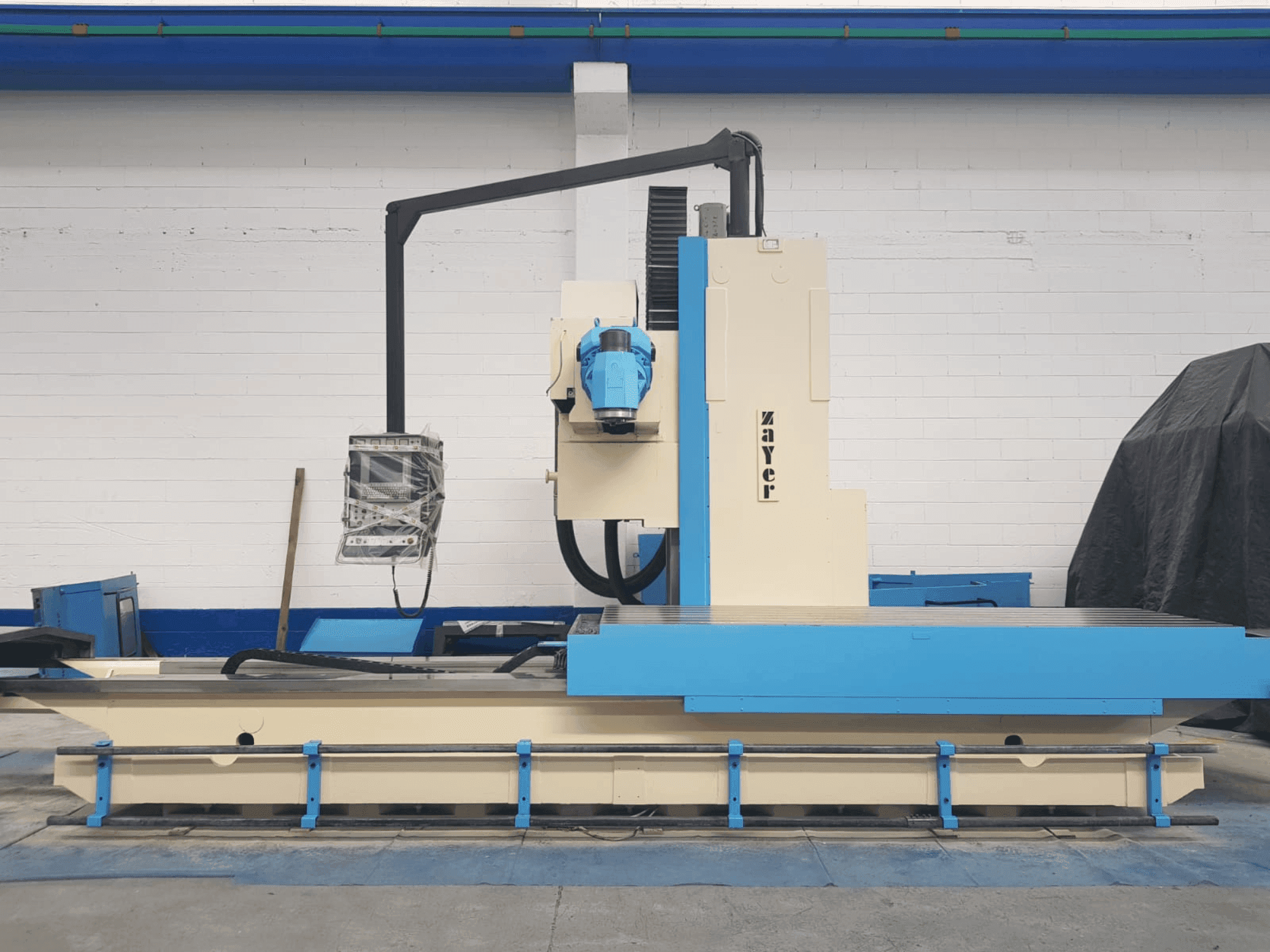 Vista Frontal  da Zayer 30KF 3000  máquina