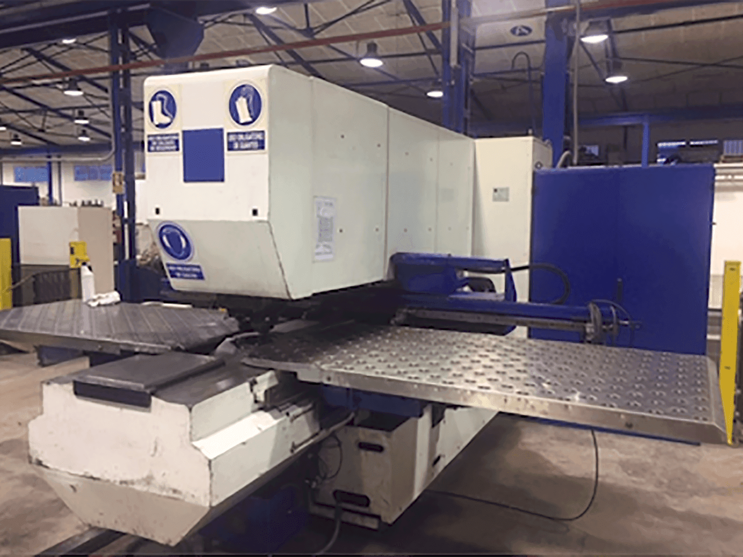 Vista Frontal  da Trumpf Trumatic 240R  máquina