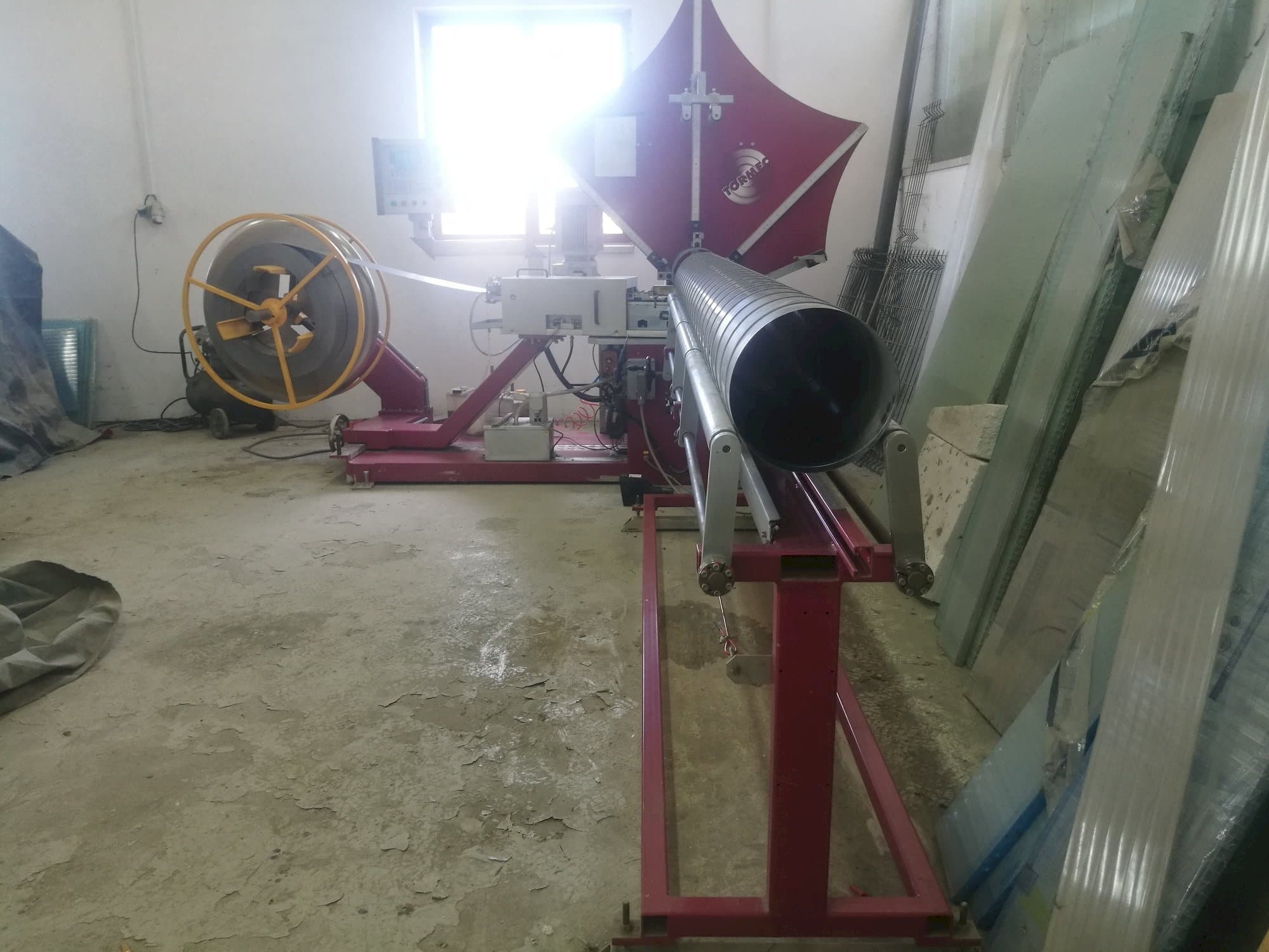 Vista Frontal  da Tormec Tubo-S  máquina