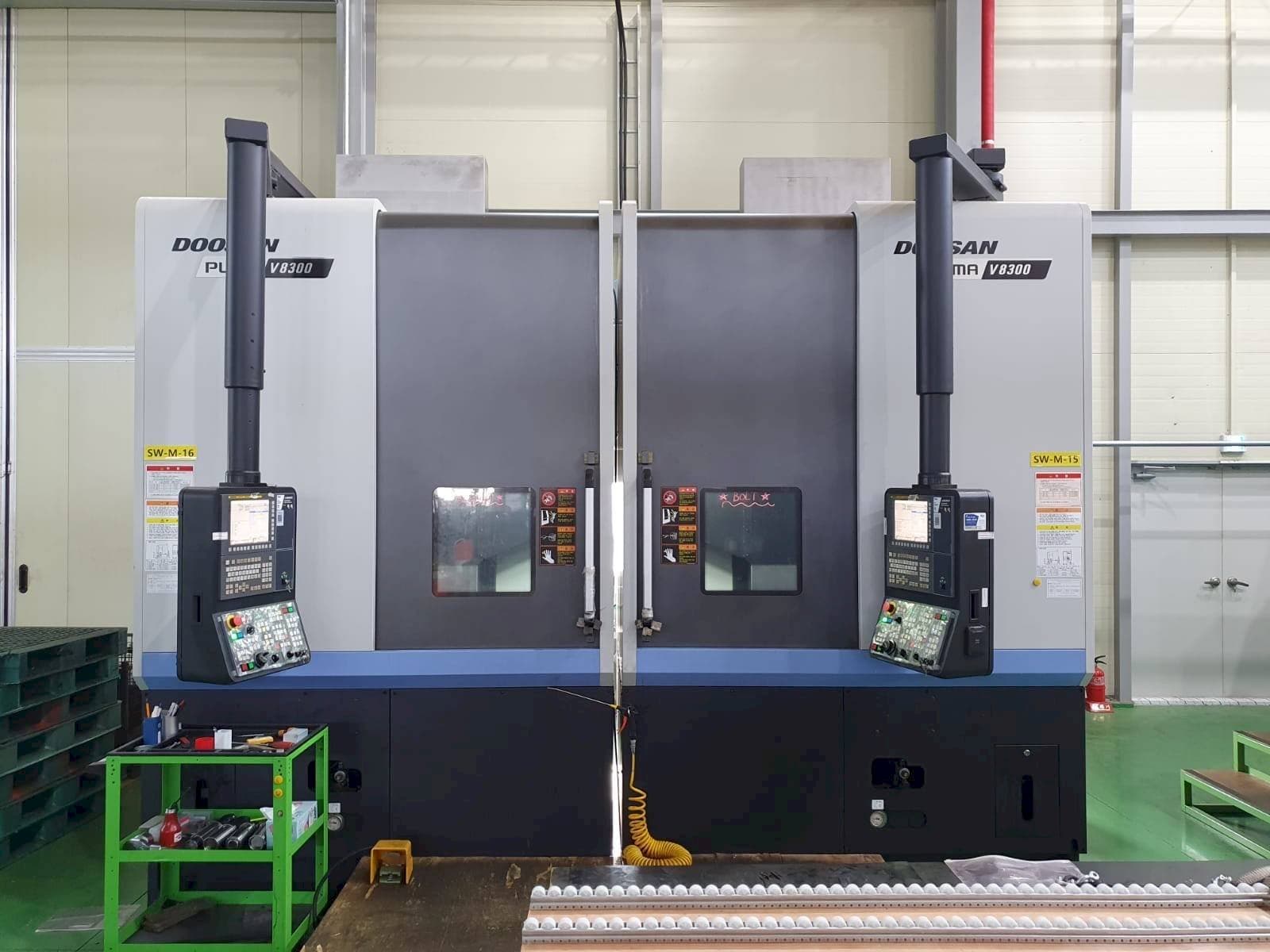 Vista Frontal  da Doosan V8300R  máquina