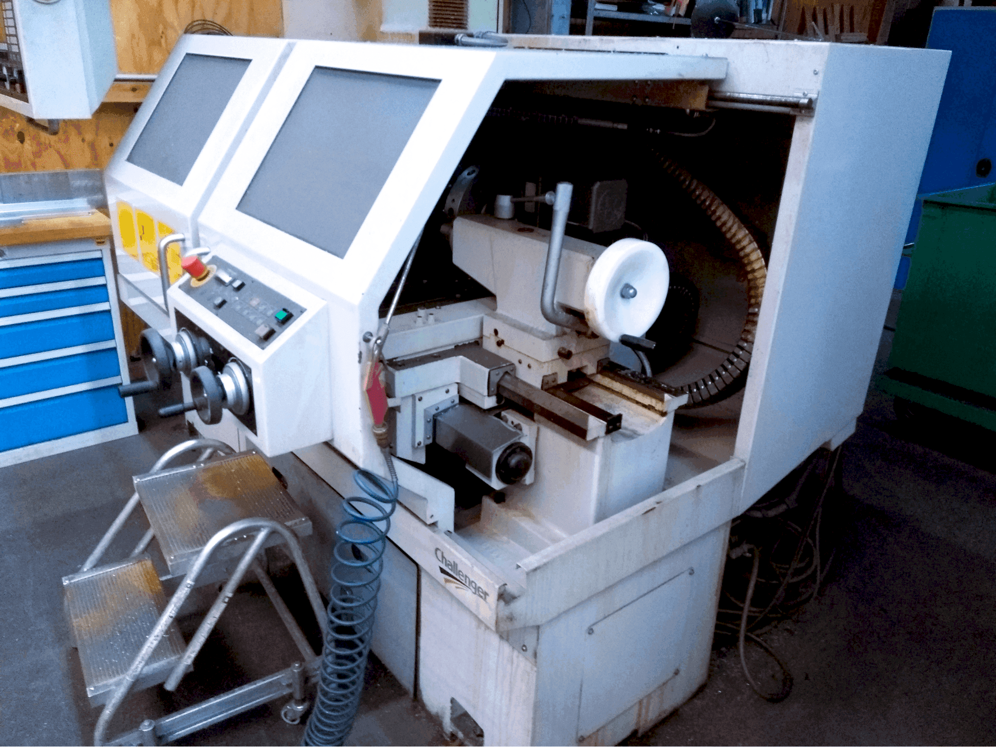 Vista Frontal  da Challenger MICROTURN BNC 446  máquina