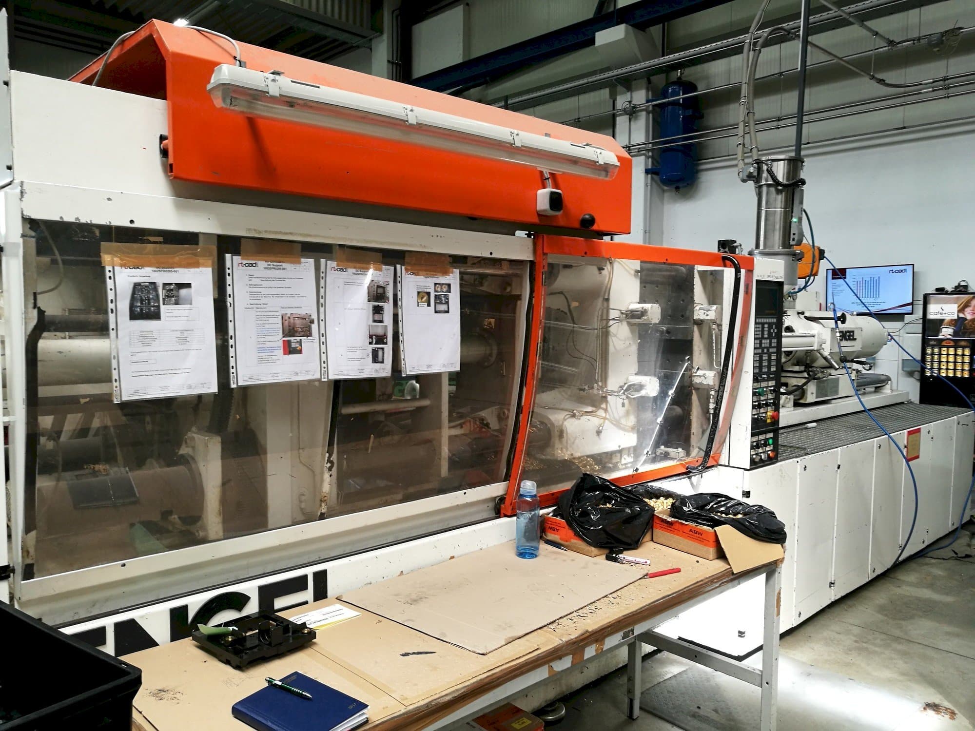 Vista Frontal  da ENGEL ES 1300/225  máquina